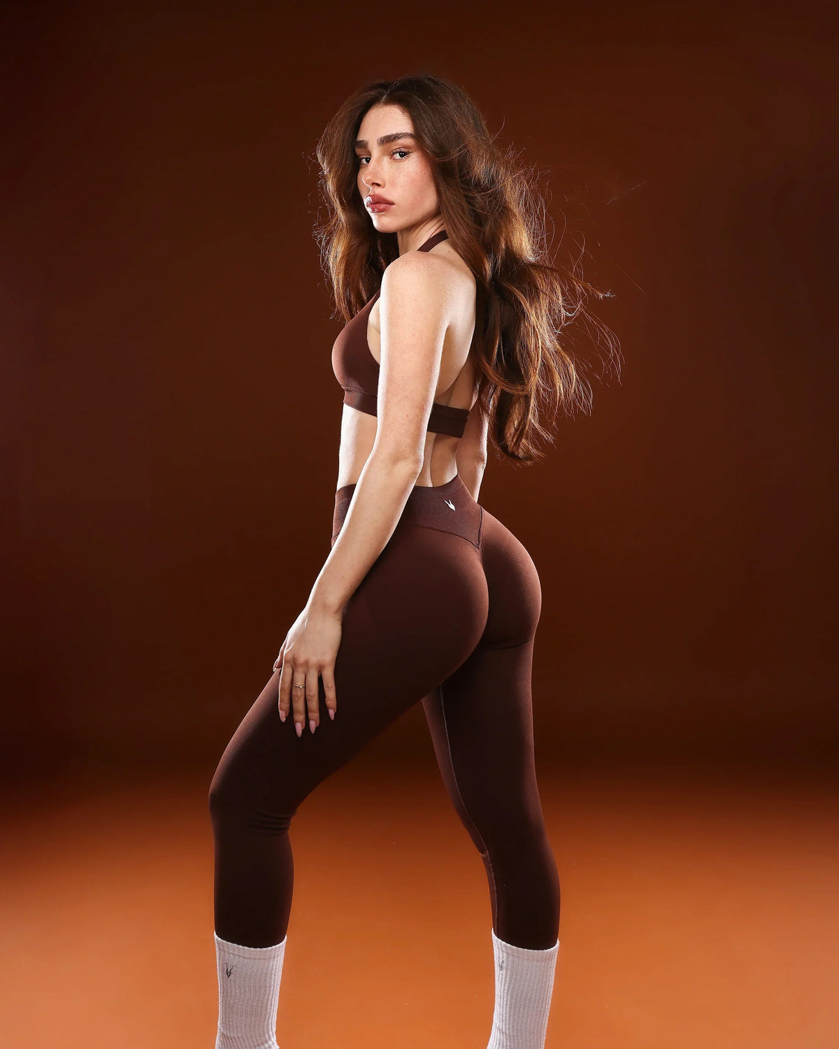 טייץ חום שוקולד מחטב לנשים עם כיווץ נסתר – AURA CHOCOLATE מבית Inner Dragon