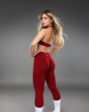 טייץ ספורט מחטב לנשים בצבע יין – דגם AURA, גזרה גבוהה, עיצוב מחמיא לישבן, בד סרוג אלסטי, אינר דרגון.