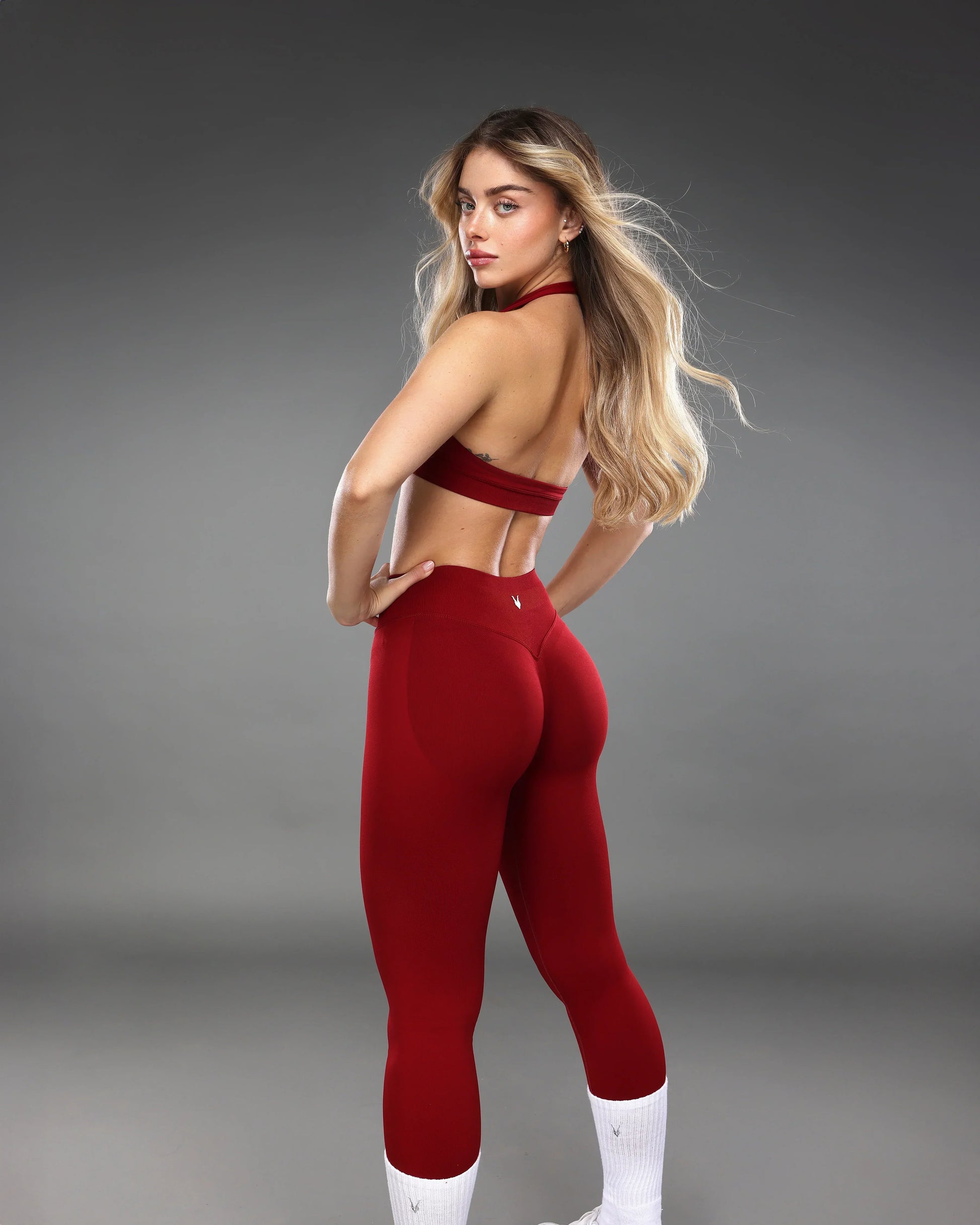 טייץ ספורט מחטב לנשים בצבע יין – דגם AURA, גזרה גבוהה, עיצוב מחמיא לישבן, בד סרוג אלסטי, אינר דרגון.