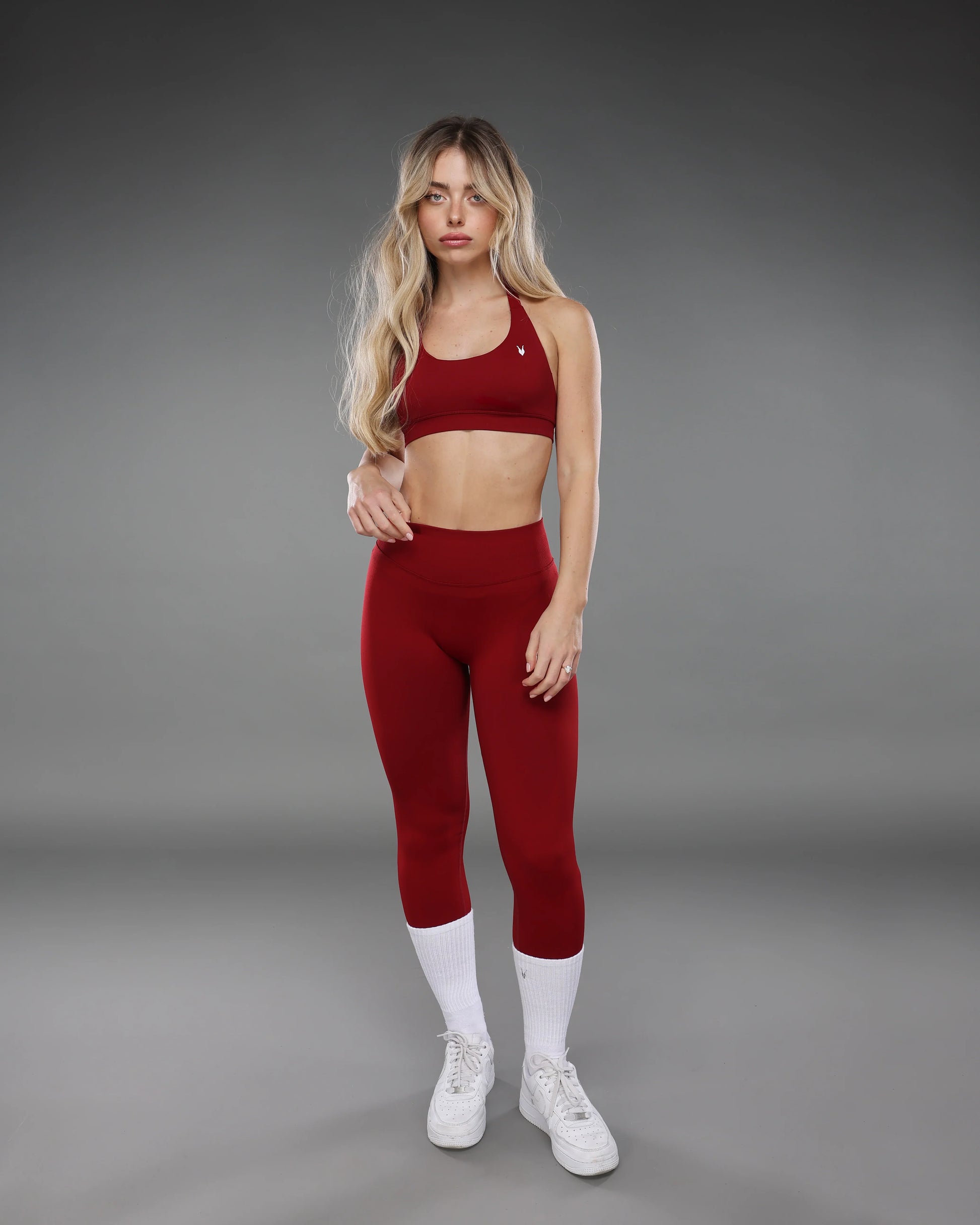 דוגמנית לובשת טייץ AURA יין וחזיית ספורט תואמת של אינר דרגון, בגדי ספורט לנשים, טייץ מחטב לסט יין, מתאים לאימון וליומיום.