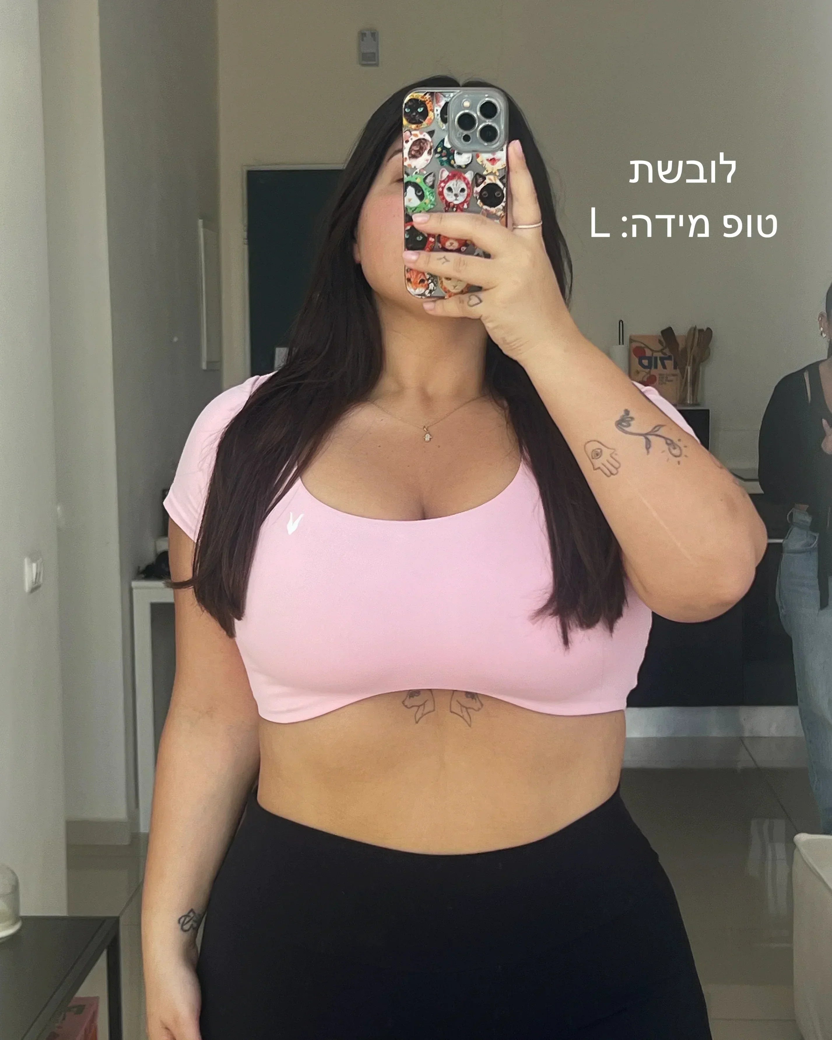 טופ ספורט ורוד לנשים במידה גדולה (L) – הדגמה על גוף אמיתי, טופ בגזרת VENUS של אינר דרגון, מתאים לפלוס סייז, תמונת ניסיון למדידת התאמה ומראה מחמיא  לנשים במידות גדולות.