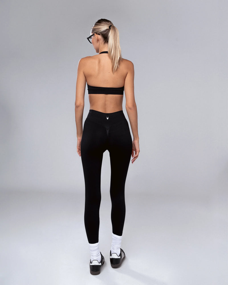 חזיית ספורט AURA BLACK שחורה לנשים – תמיכה וקאפים פנימיים, בד נמתח SEAMLESS, אינר דרגון