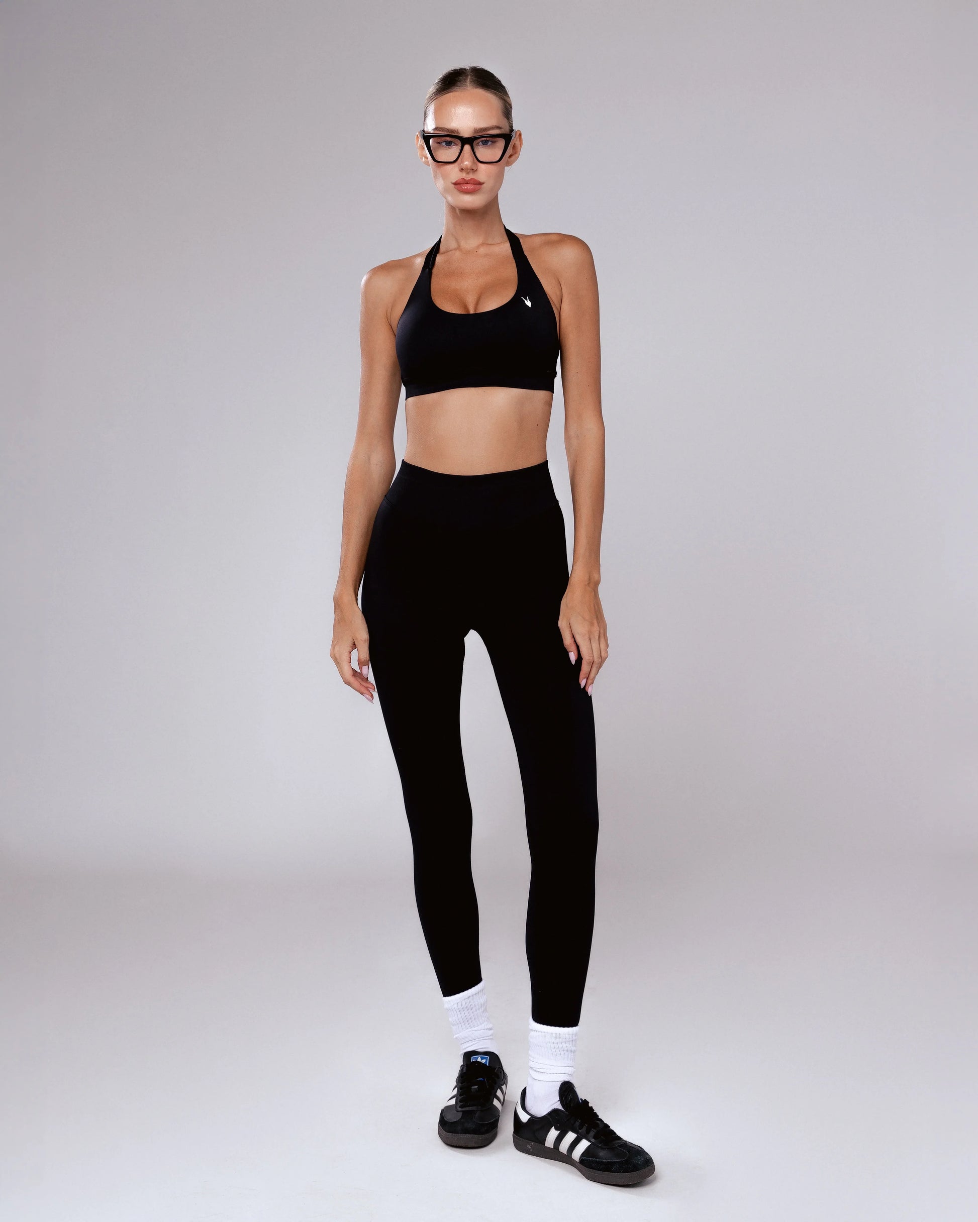 טופ ספורט AURA BLACK שחור – מחטב ומחמיא, בד SEAMLESS, מתאים ליוגה ולאימון, Inner Dragon
