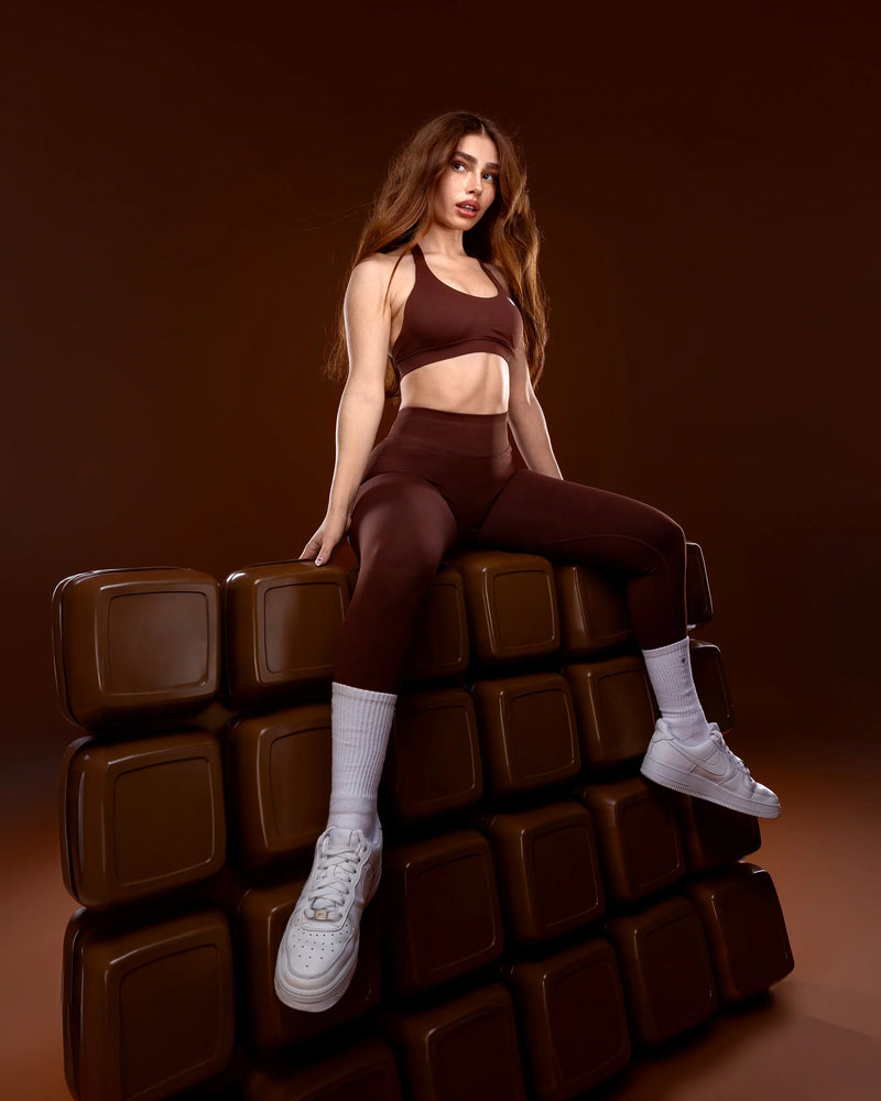 טייץ ספורט AURA CHOCOLATE בגוון חום שוקולד – מחטב ומחמיא, בד SEAMLESS, Inner Dragon