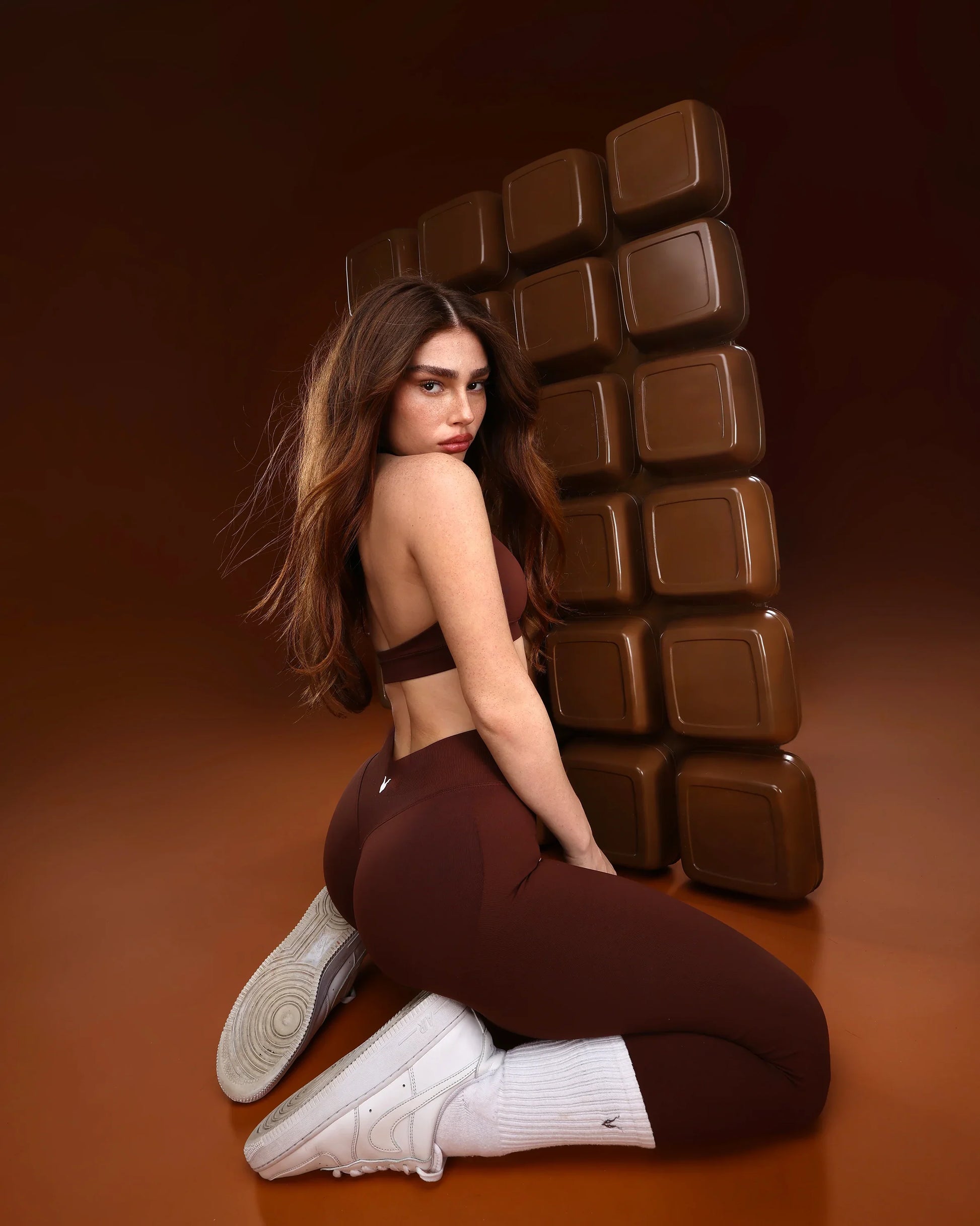 טייץ מחטב AURA CHOCOLATE חום שוקולד – גזרה גבוהה, בד SEAMLESS חלק, אינר דרגון