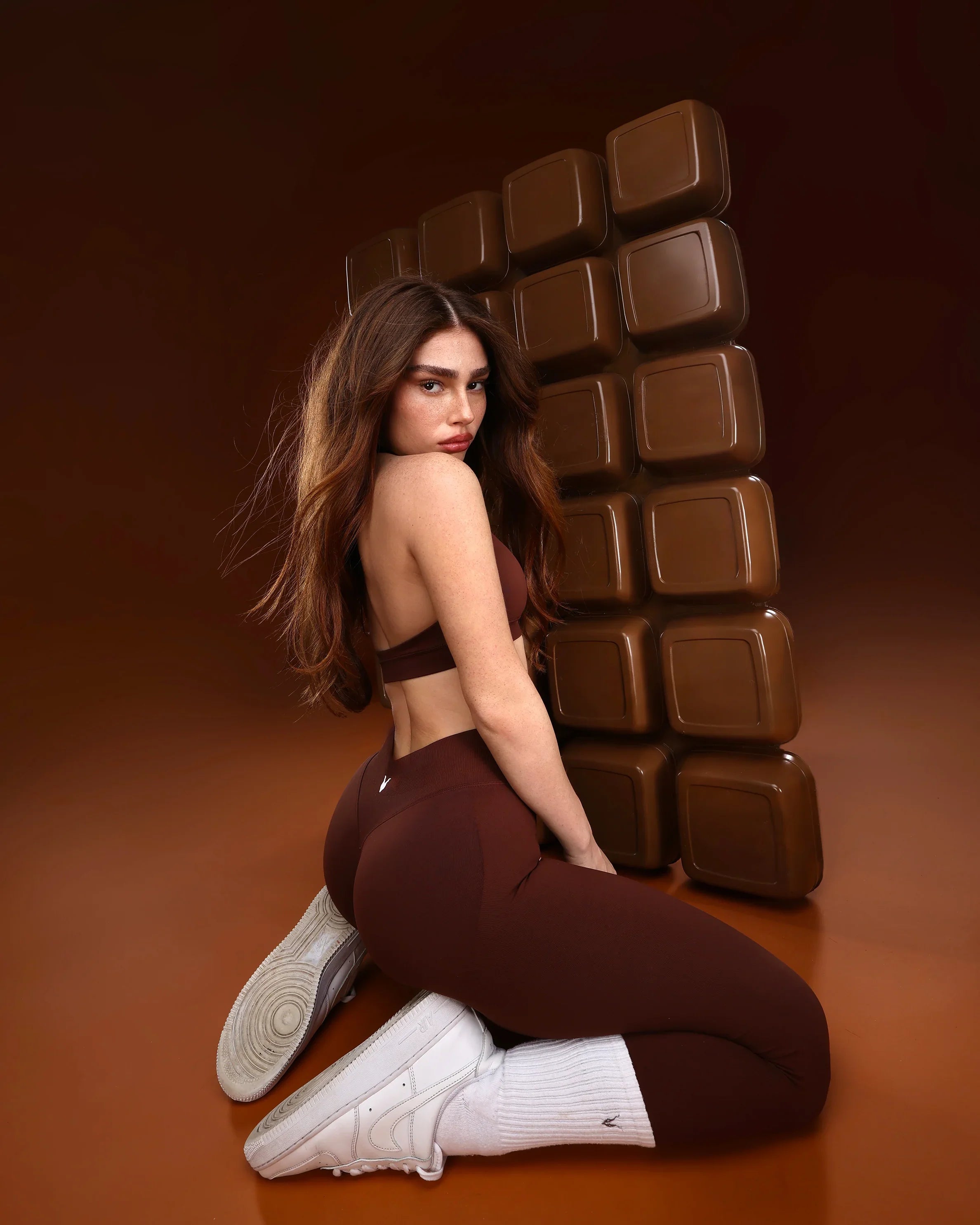 טייץ מחטב AURA CHOCOLATE חום שוקולד – גזרה גבוהה, בד SEAMLESS חלק, אינר דרגון