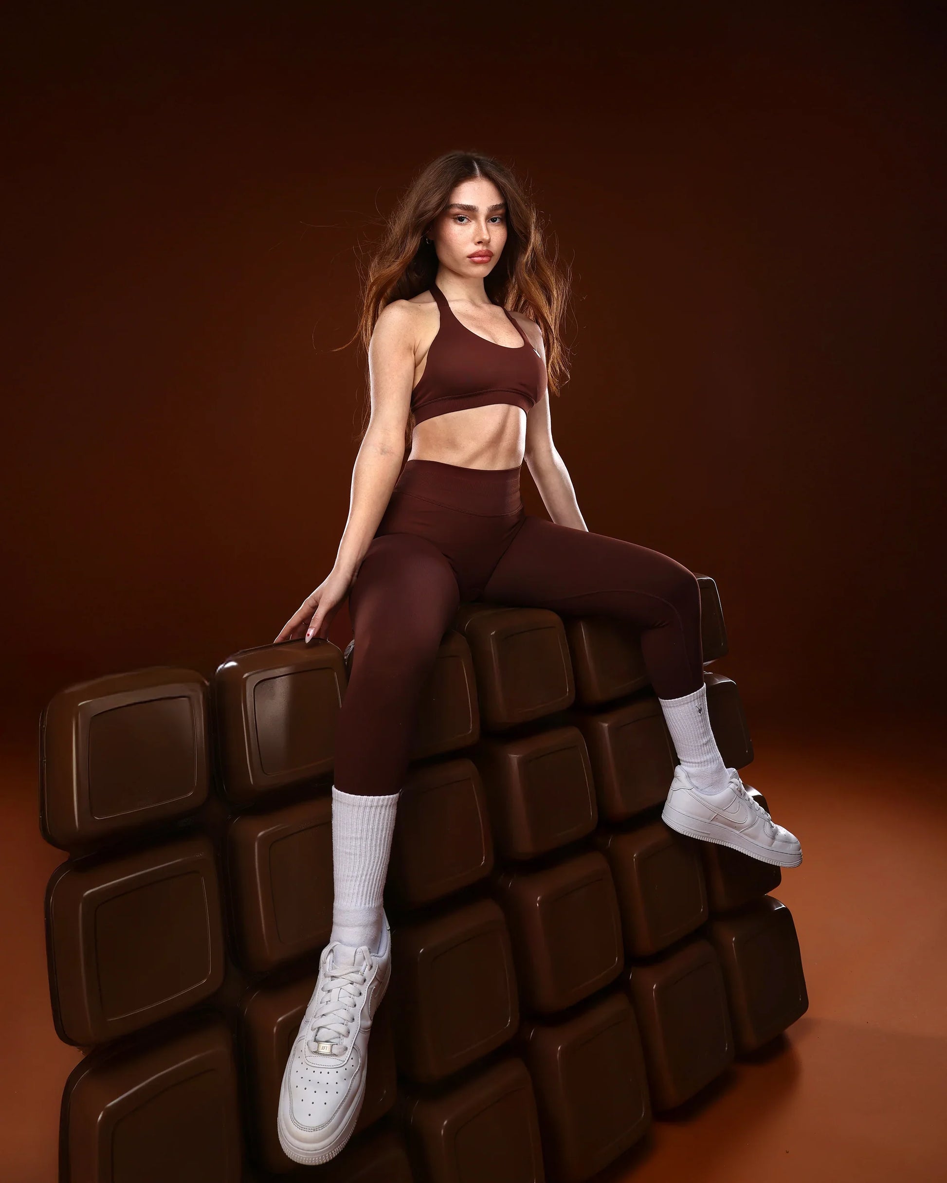טייץ ספורט מחטב AURA CHOCOLATE בגוון חום שוקולד – מראה מעוצב לאימון, בד SEAMLESS, Inner Dragon