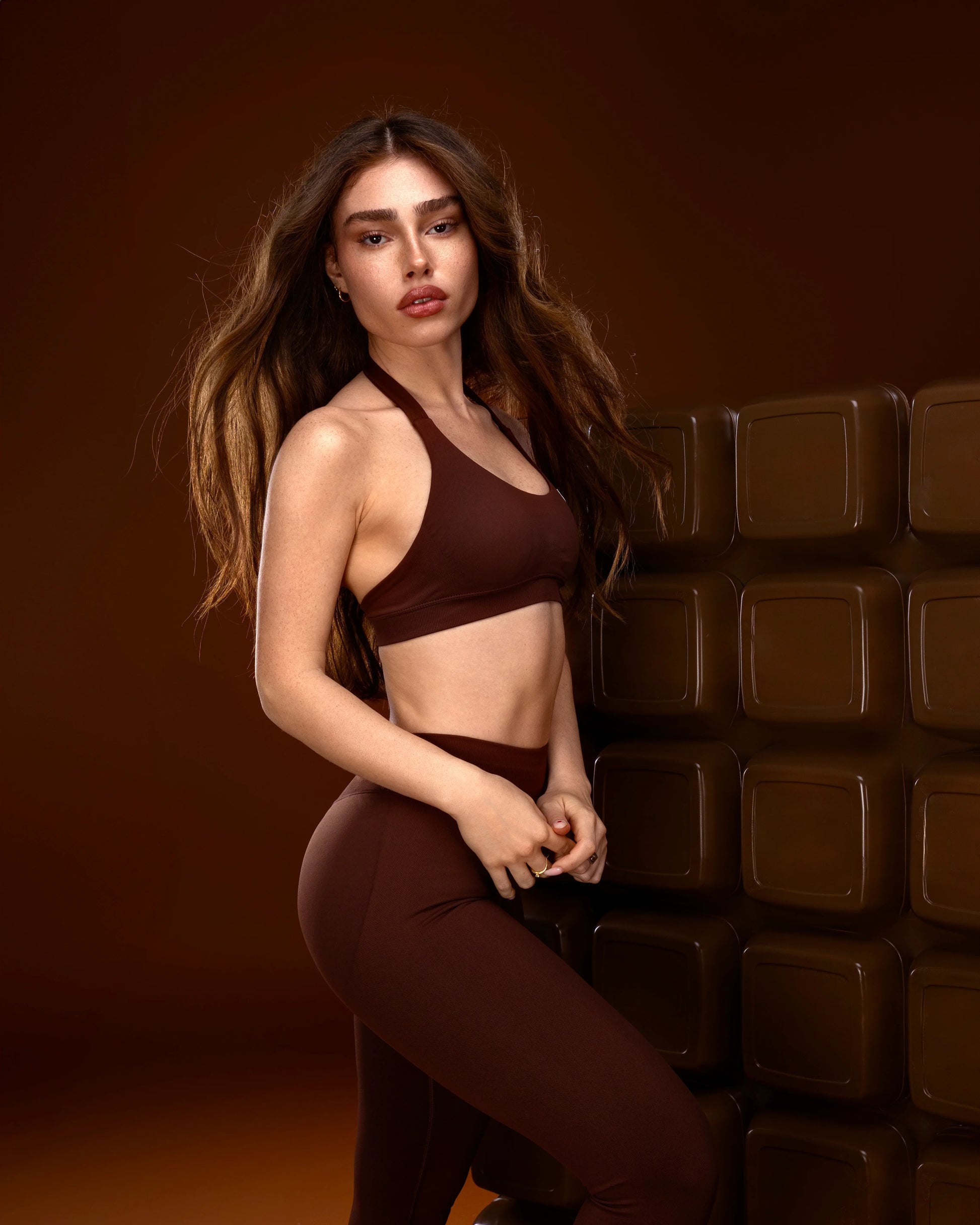 טייץ AURA CHOCOLATE חום שוקולד לנשים – נוח ויציב, בד נמתח SEAMLESS, אינר דרגון