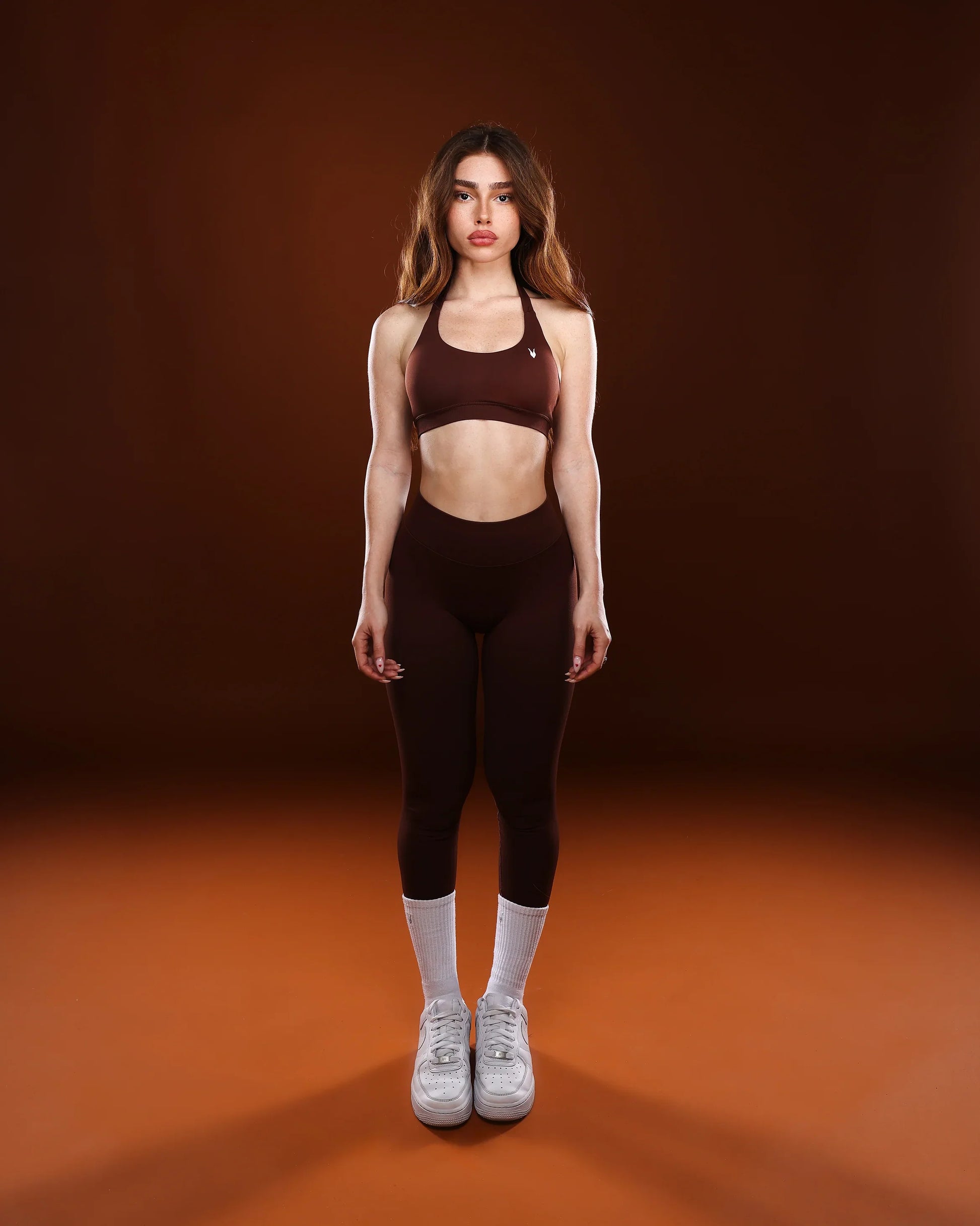 טייץ ספורט AURA CHOCOLATE בגוון חום שוקולד – גזרה גבוהה מחטבת, בד SEAMLESS, Inner Dragon