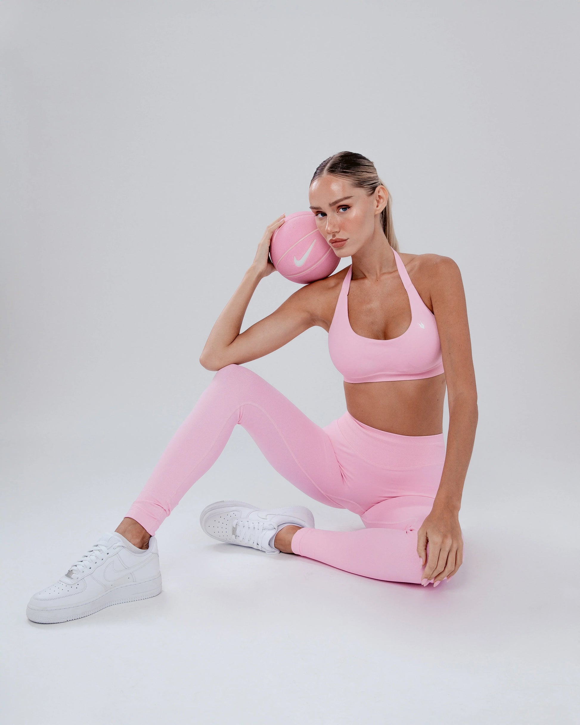 טופ ספורט AURA PINK ורוד לנשים – תמיכה ונוחות, בד SEAMLESS, אינר דרגון