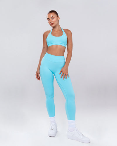 טייץ ספורט תכלת לנשים בגזרת מחטב עם כיווץ בישבן מבית INNER DRAGON – דגם AURA SKY