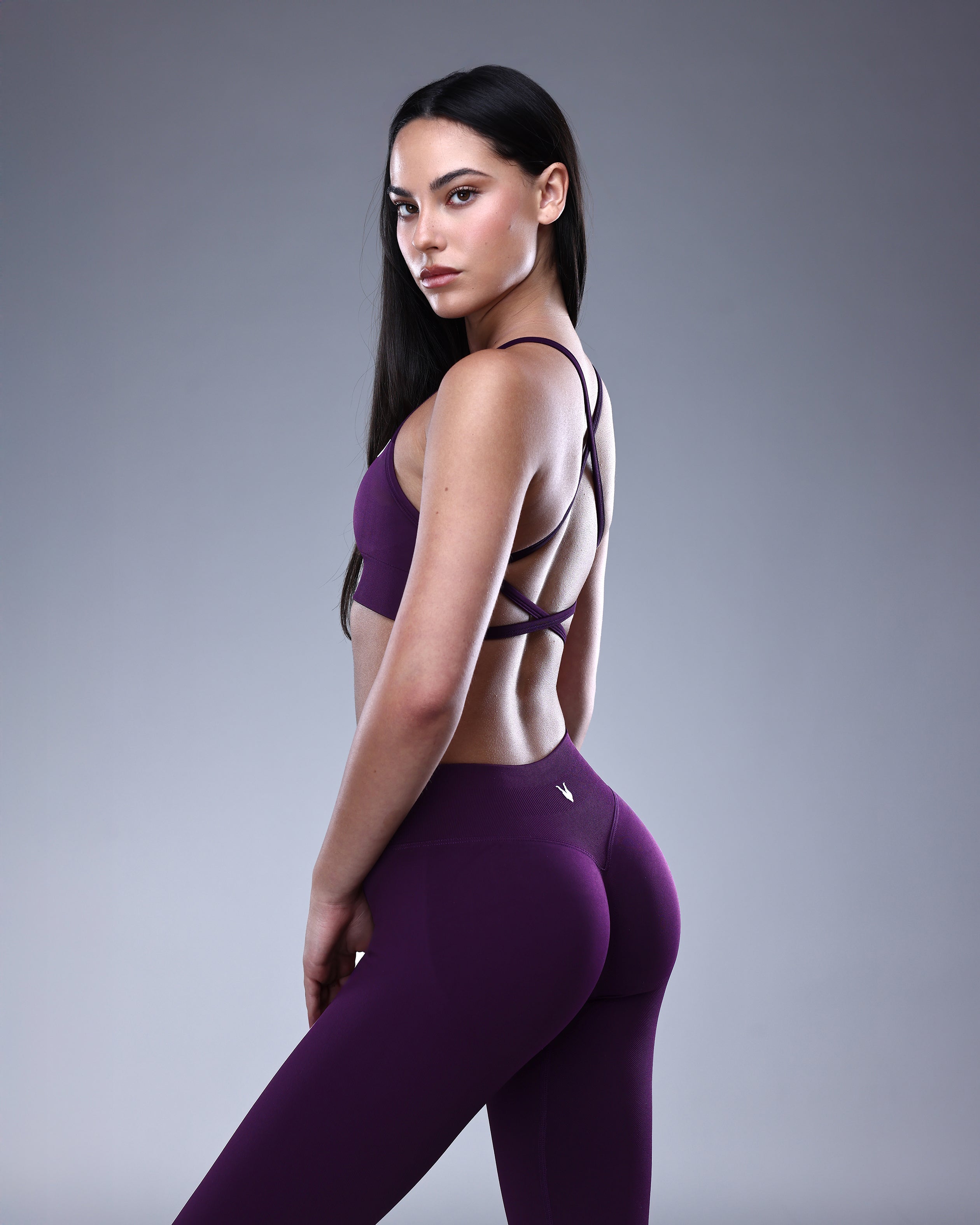 טייץ ספורט AURA VIOLET סגול עם כיווץ נסתר – גזרה מחטבת גבוהה, בד seamless עבה ואיכותי, צילום צד המדגיש את אפקט ההרמה הטבעית והחיטוב בישבן, חלק מקולקציית Inner Dragon.