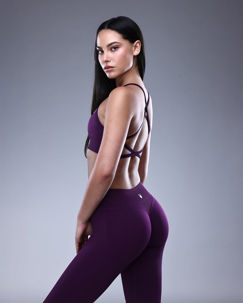 טייץ ספורט AURA VIOLET סגול עם כיווץ נסתר – גזרה מחטבת גבוהה, בד seamless עבה ואיכותי, צילום צד המדגיש את אפקט ההרמה הטבעית והחיטוב בישבן, חלק מקולקציית Inner Dragon.