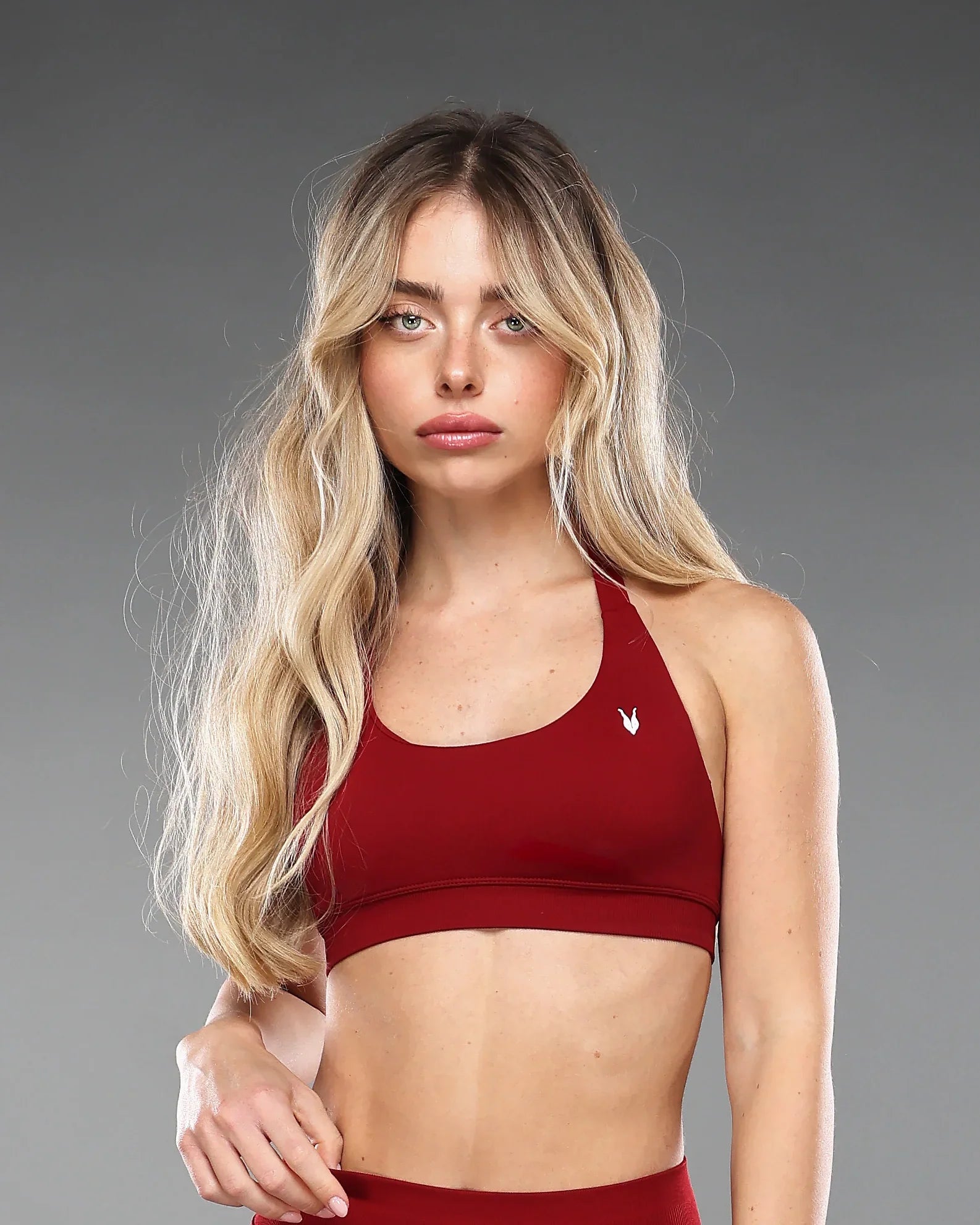 טופ ספורט AURA WINE אדום לנשים מבד seamless, גזרה נשית מחטבת, תמיכה גבוהה, מושלם לאימוני כושר, יוגה ופילאטיס – אינר דרגון