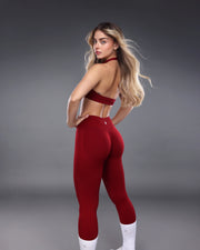 טייץ ספורט מחטב לנשים בצבע יין – דגם AURA, גזרה גבוהה, עיצוב מחמיא לישבן, בד סרוג אלסטי, אינר דרגון.