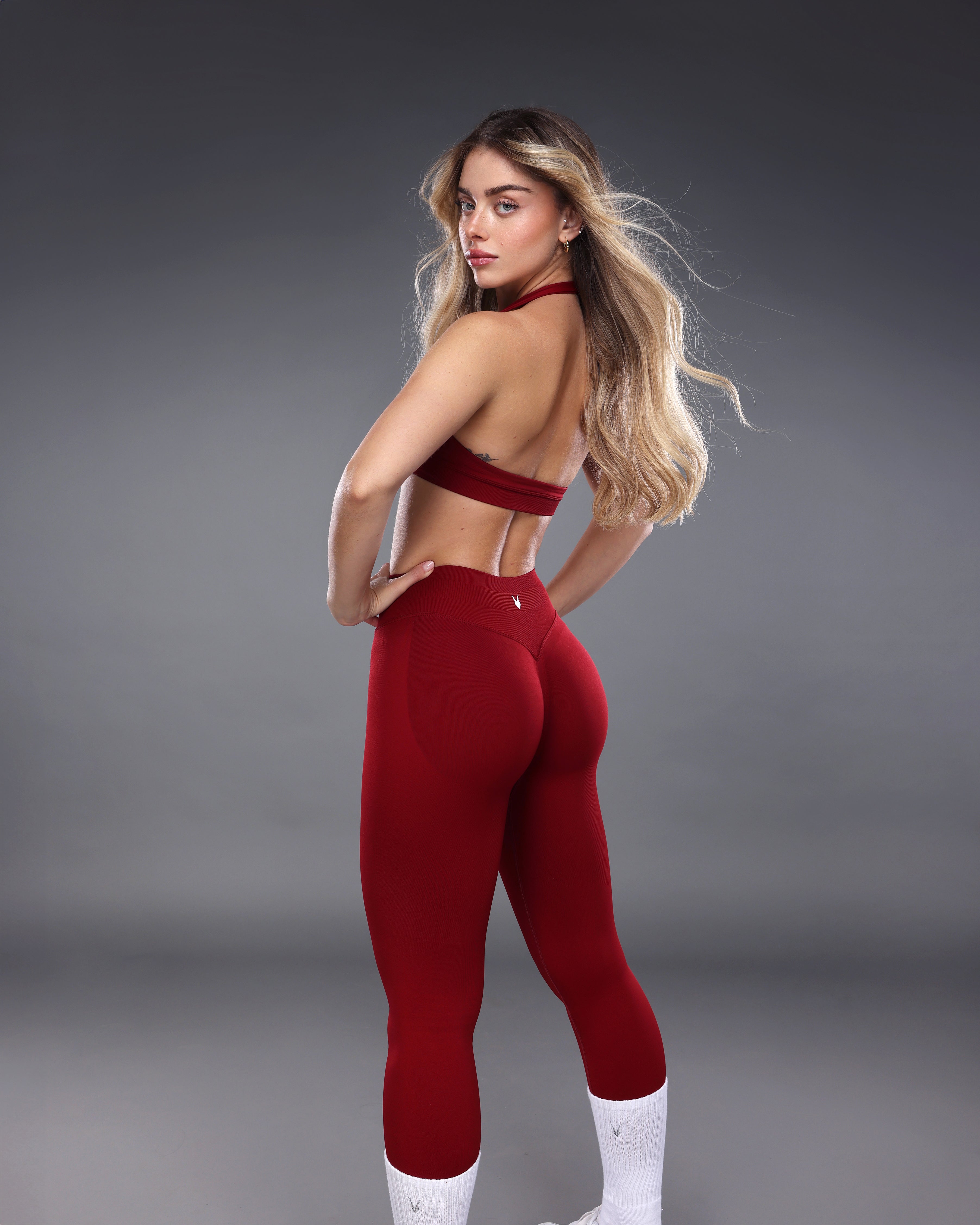 טייץ ספורט מחטב לנשים בצבע יין – דגם AURA, גזרה גבוהה, עיצוב מחמיא לישבן, בד סרוג אלסטי, אינר דרגון.