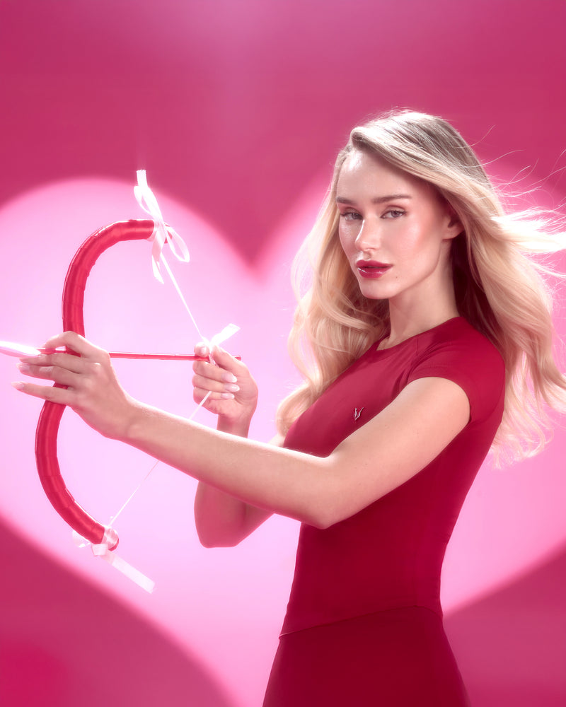 חולצת ספורט FLORA WINE אדום יין בתקריב, בד SEAMLESS מחטב עם לוגו Inner Dragon אינר דרגון, מראה נשי ואלגנטי
