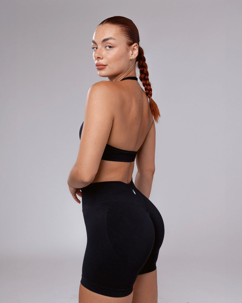 שורט ספורט שחור מחטב דגם HERA BLACK של אינר דרגון – מבט מהצד, בד ספורט איכותי, כיווץ נסתר, מושלם לכל פעילות ספורטיבית