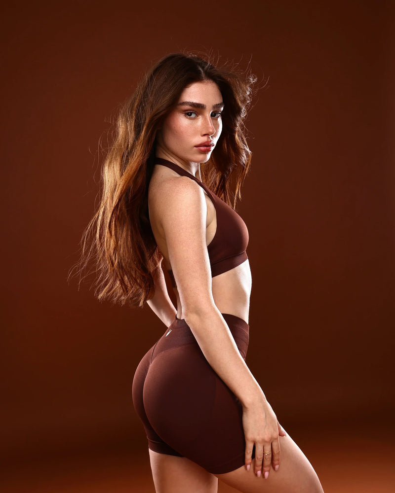 שורט ספורט חום שוקולד מחטב לנשים HERA CHOCOLATE של Inner Dragon, גזרה גבוהה, עיצוב מחמיא וללא תפרים