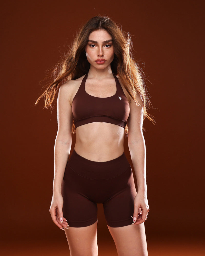 שורט ספורט חום שוקולד מחטב לנשים HERA CHOCOLATE מבית Inner Dragon, גזרה גבוהה, תומך ומחטב לגוף האישה