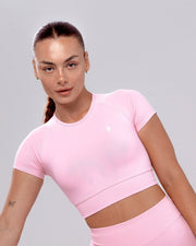 קרופ טופ ספורט מחטב HERA PINK בצבע ורוד – גזרת טי צמודה, בד SEAMLESS, Inner Dragon