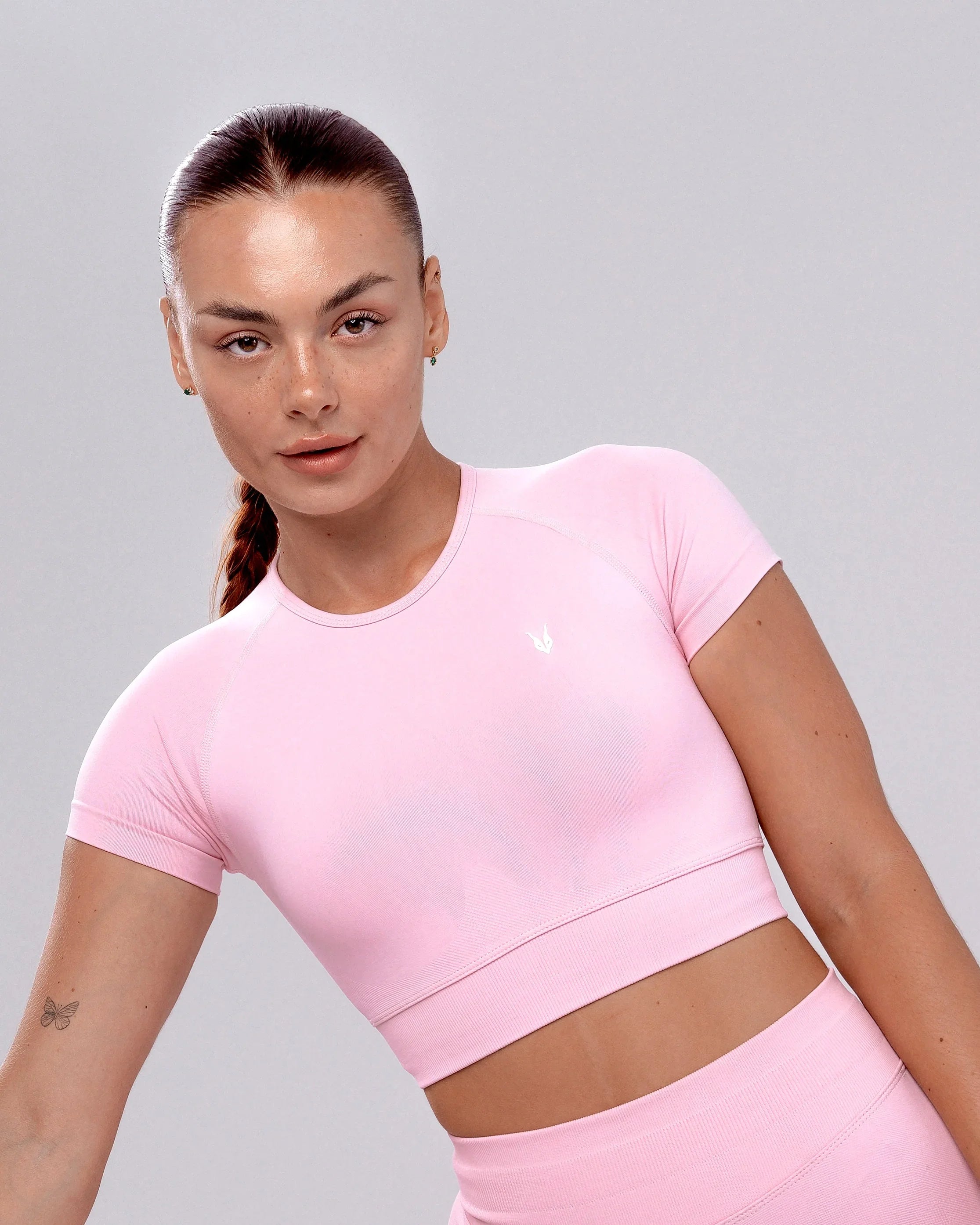 קרופ טופ ספורט מחטב HERA PINK בצבע ורוד – גזרת טי צמודה, בד SEAMLESS, Inner Dragon