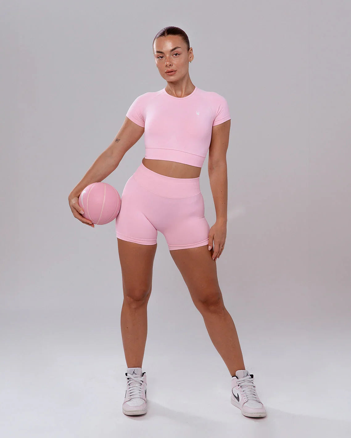 קרופ טופ מחטב HERA PINK ורוד – מתאים ליוגה, כושר ופילאטיס, בד SEAMLESS, אינר דרגון