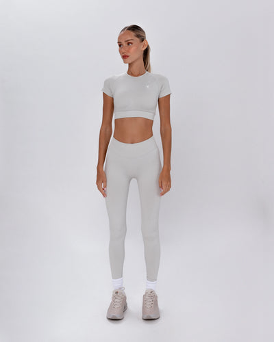 קרופ טופ HERA STONE אפור אבן לנשים – מחטב ומחמיא, בד נמתח SEAMLESS, אינר דרגון
