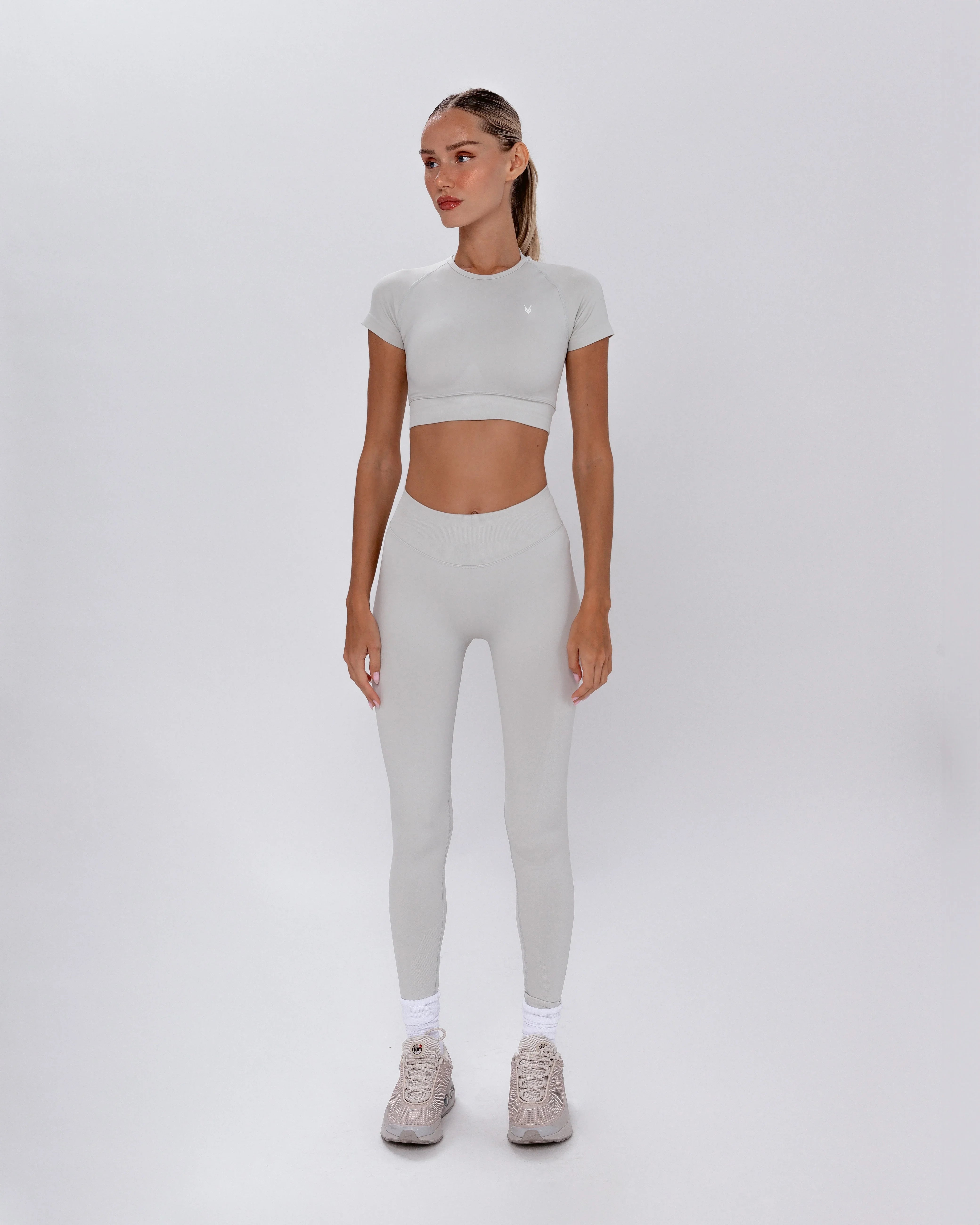 קרופ טופ HERA STONE אפור אבן לנשים – מחטב ומחמיא, בד נמתח SEAMLESS, אינר דרגון