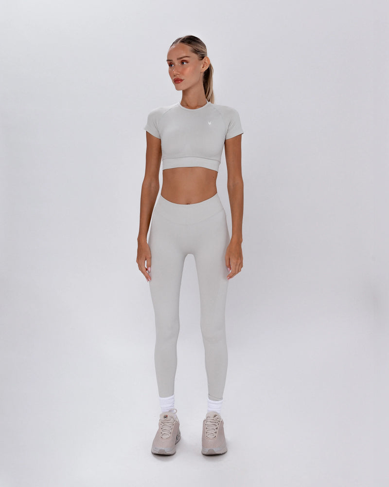 קרופ טופ HERA STONE אפור אבן לנשים – מחטב ומחמיא, בד נמתח SEAMLESS, אינר דרגון