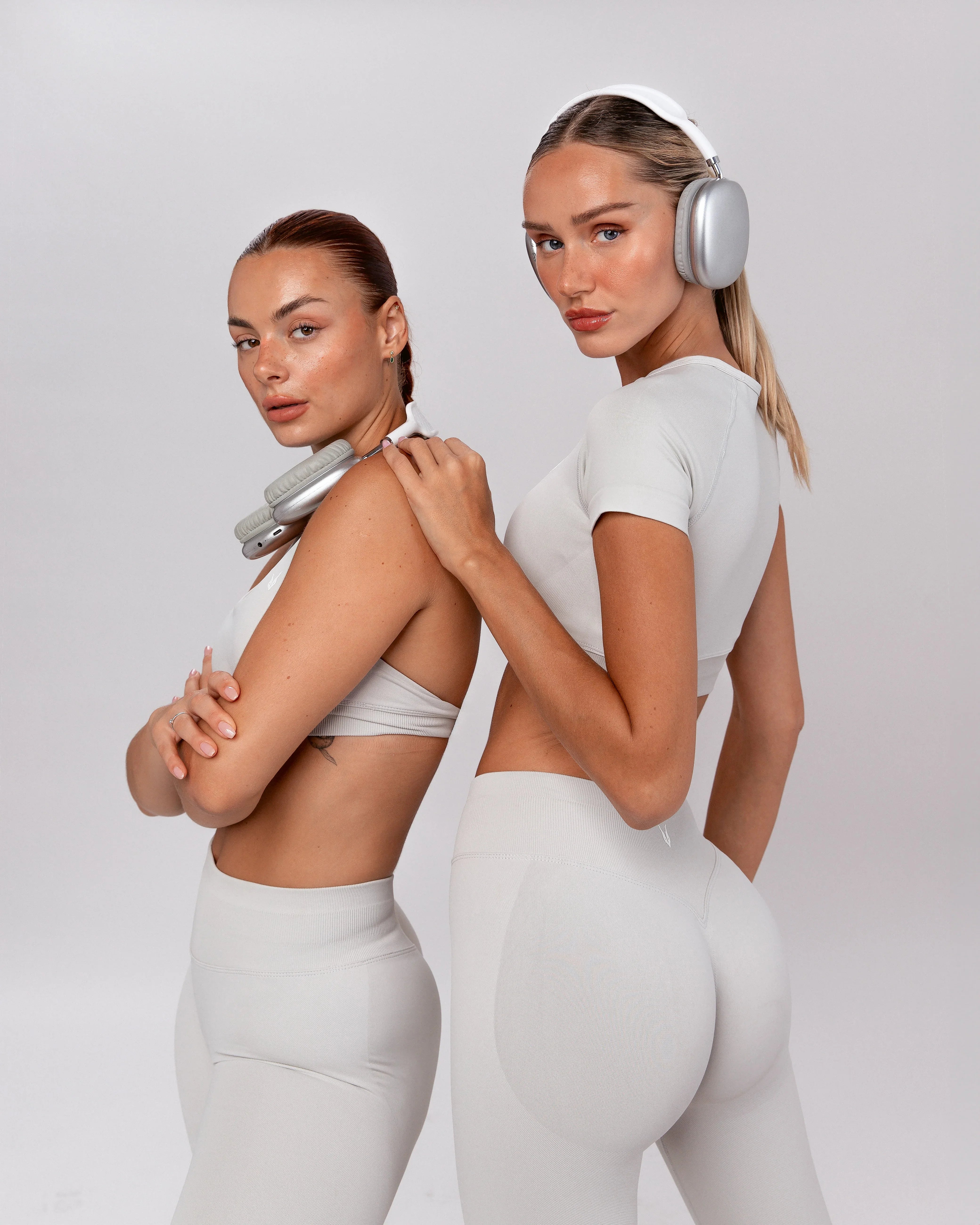קרופ טופ HERA STONE אפור אבן – נצמד לגוף ומחמיא, בד נמתח SEAMLESS, אינר דרגון