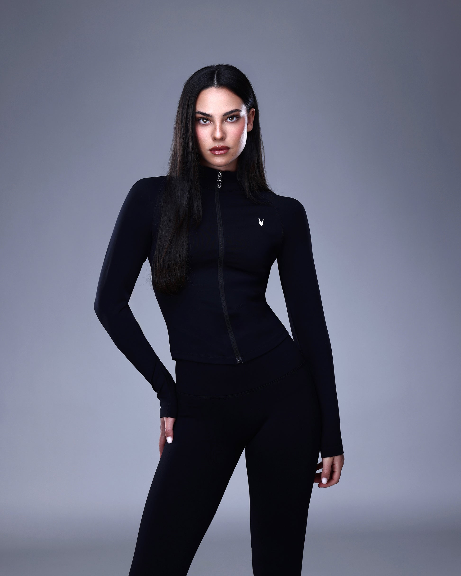 ג׳קט ספורט שחור של אינר דרגון במראה דינמי, מתאים לאימוני כושר, הליכה וסטייל יומיומי