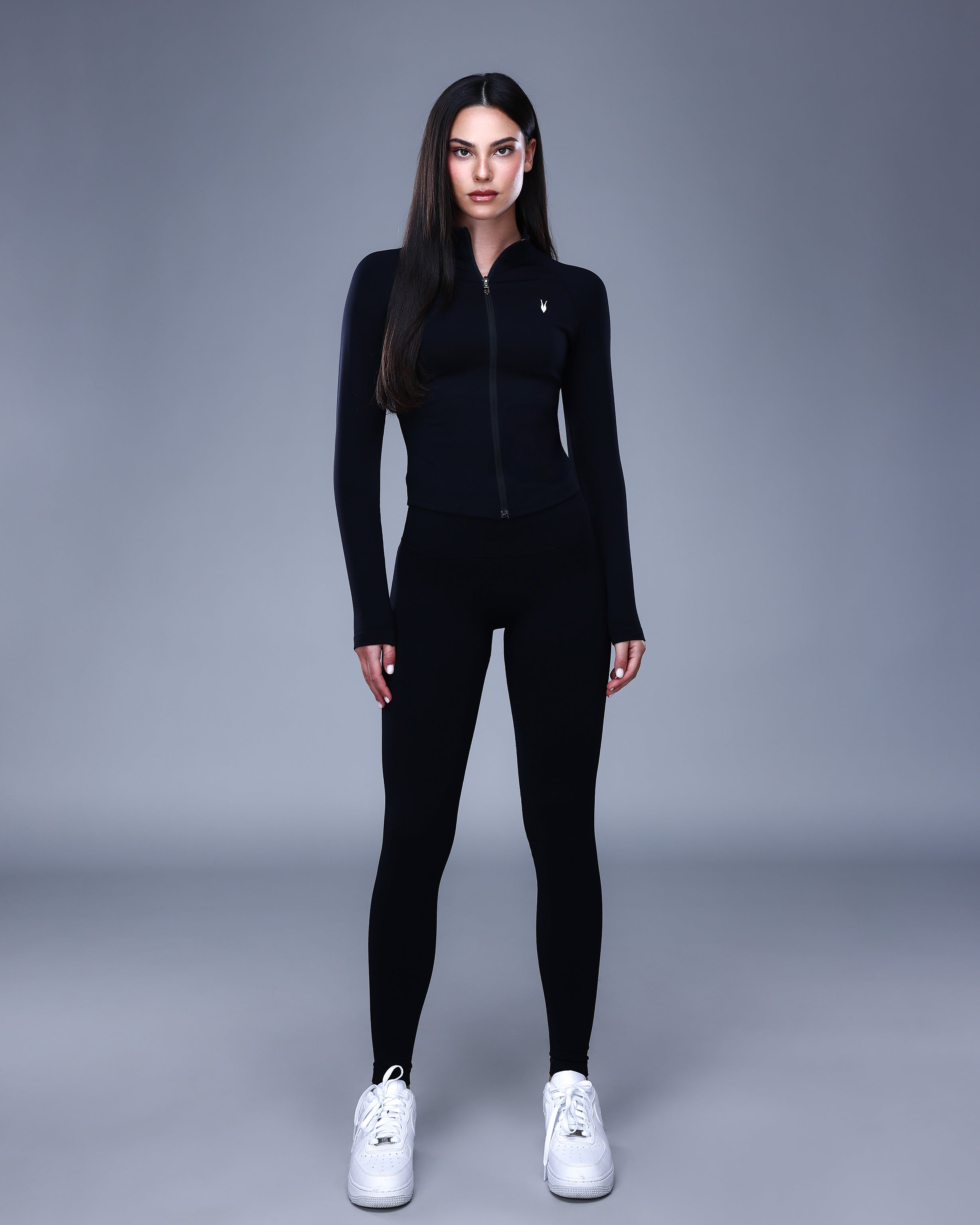 ג׳קט ספורט שחור לנשים של אינר דרגון במבט קדמי מלא, גזרה צמודה ומראה נקי לאימון וליום יום