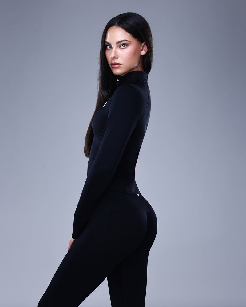 מבט צד של ג׳קט ספורט שחור לנשים מבית אינר דרגון, מדגיש גזרה מחטבת ונוחות בתנועה