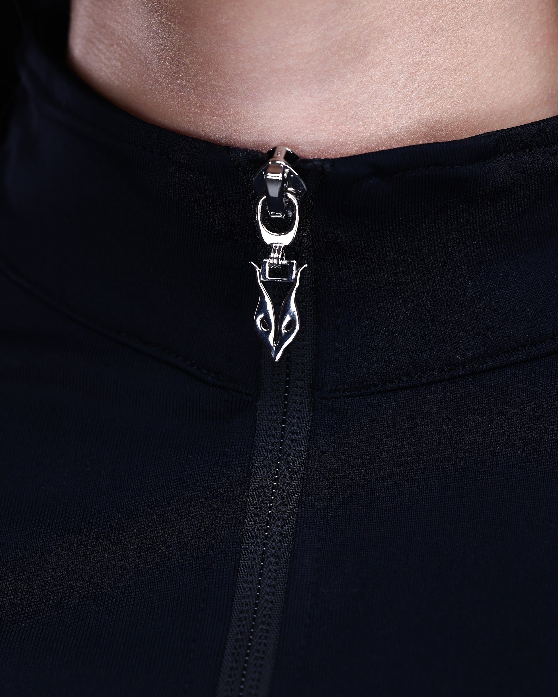 קלוז אפ רוכסן יוקרתי בג׳קט ספורט שחור של אינר דרגון, גימור איכותי ופרטים מדויקים