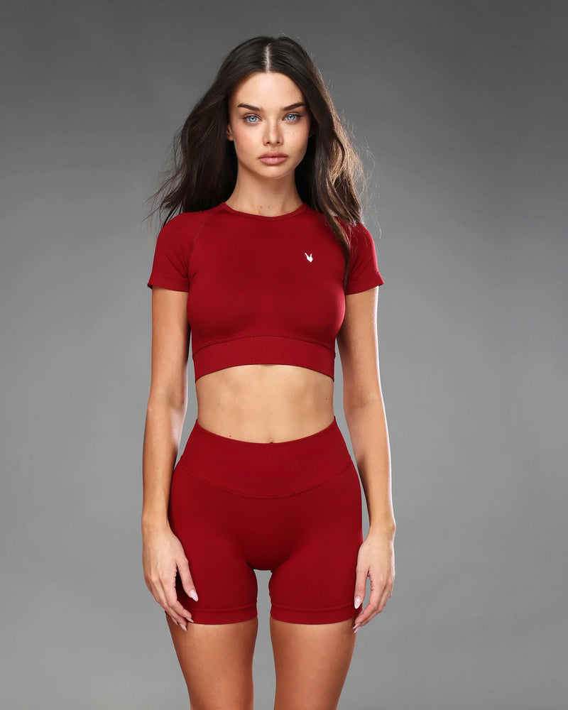 דוגמנית לובשת שורט מחטב אדום יין לנשים, בגדי ספורט איכותיים של Inner Dragon, חזית המוצר