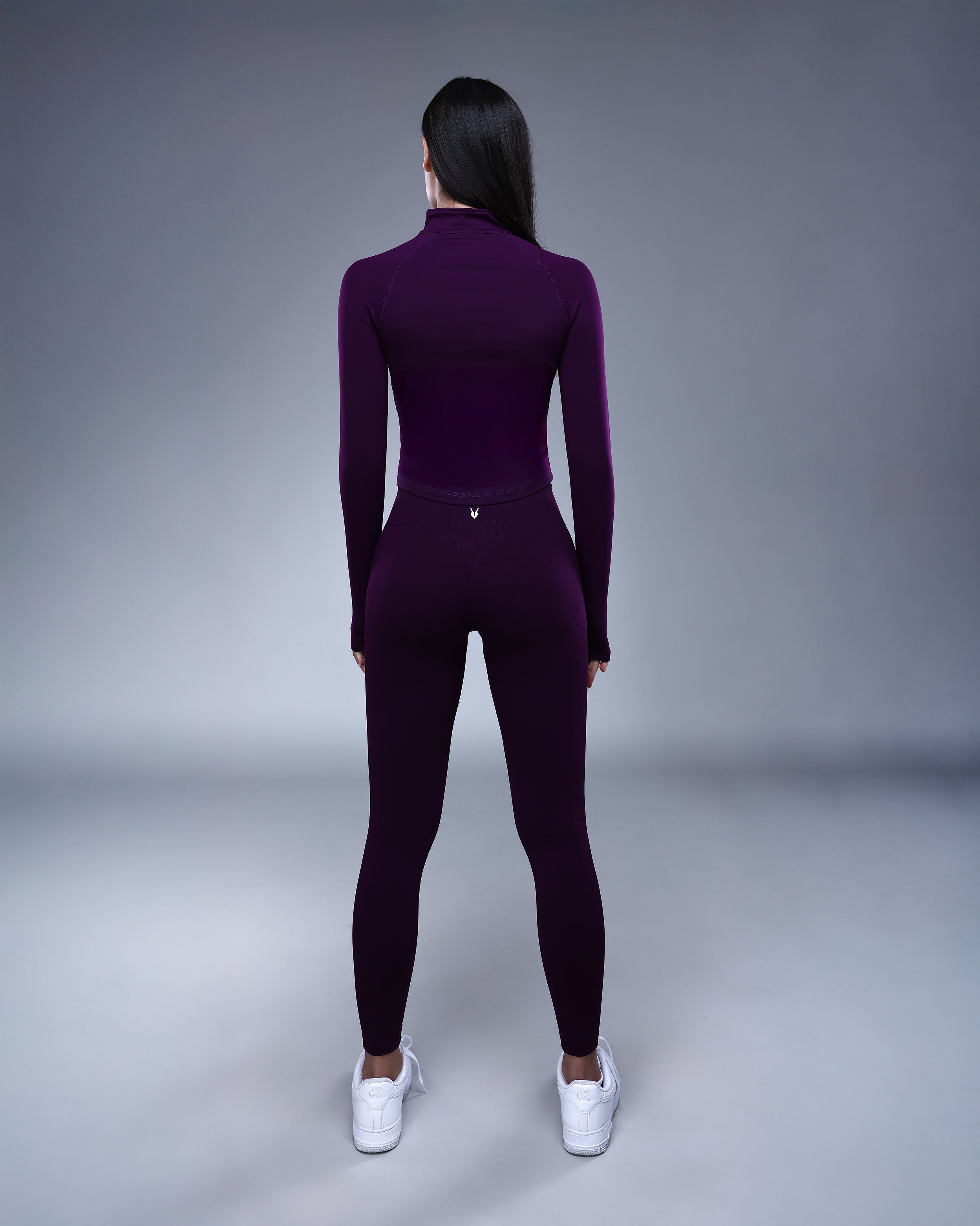 ג׳קט ספורט לאימון בצבע סגול עמוק מבית אינר דרגון עם מראה נקי וגזרה אחידה – מבט גב