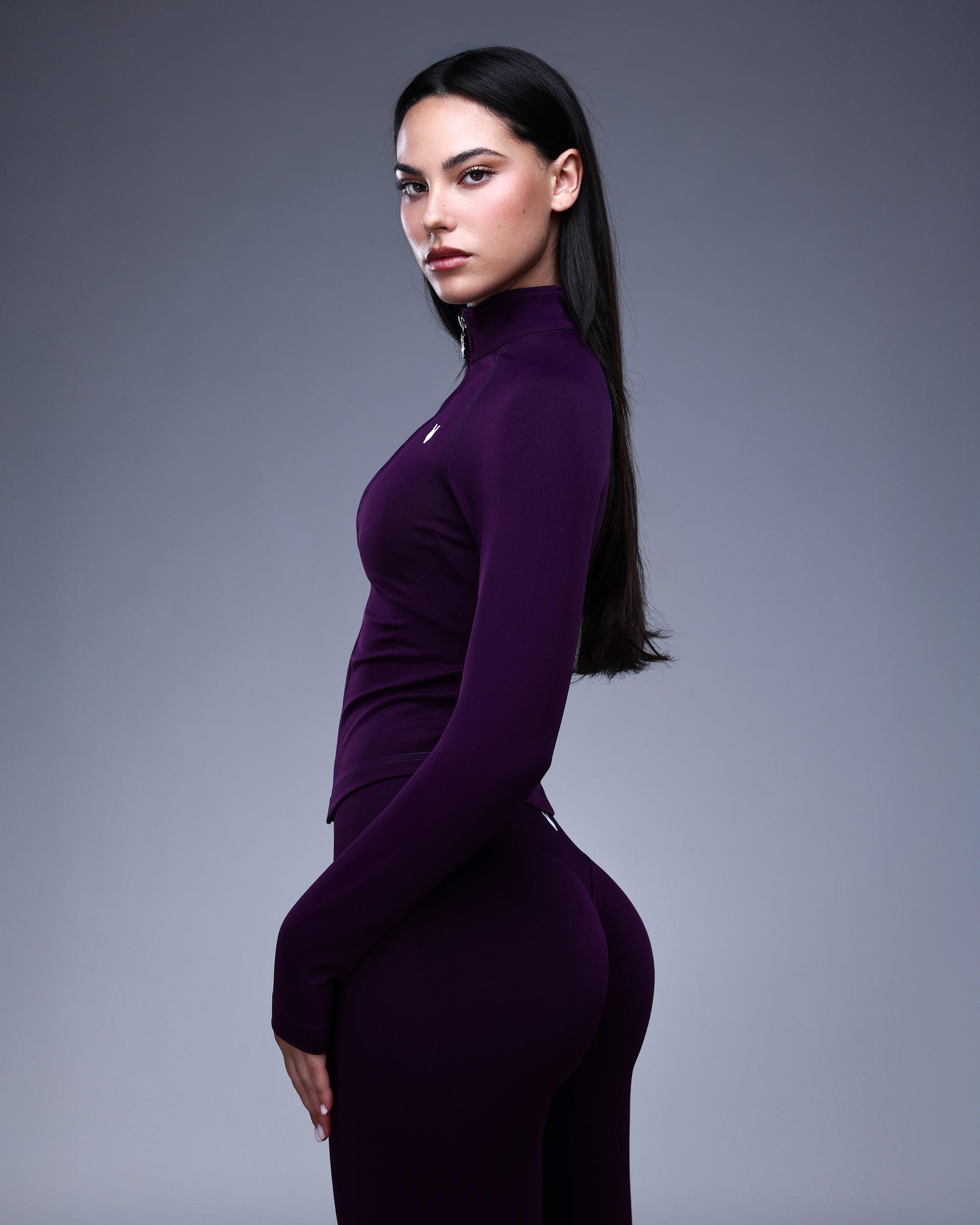 ג׳קט ספורט לאימון בצבע סגול עמוק מבית אינר דרגון עם שרוול ארוך וגזרה מחטבת – מבט צד