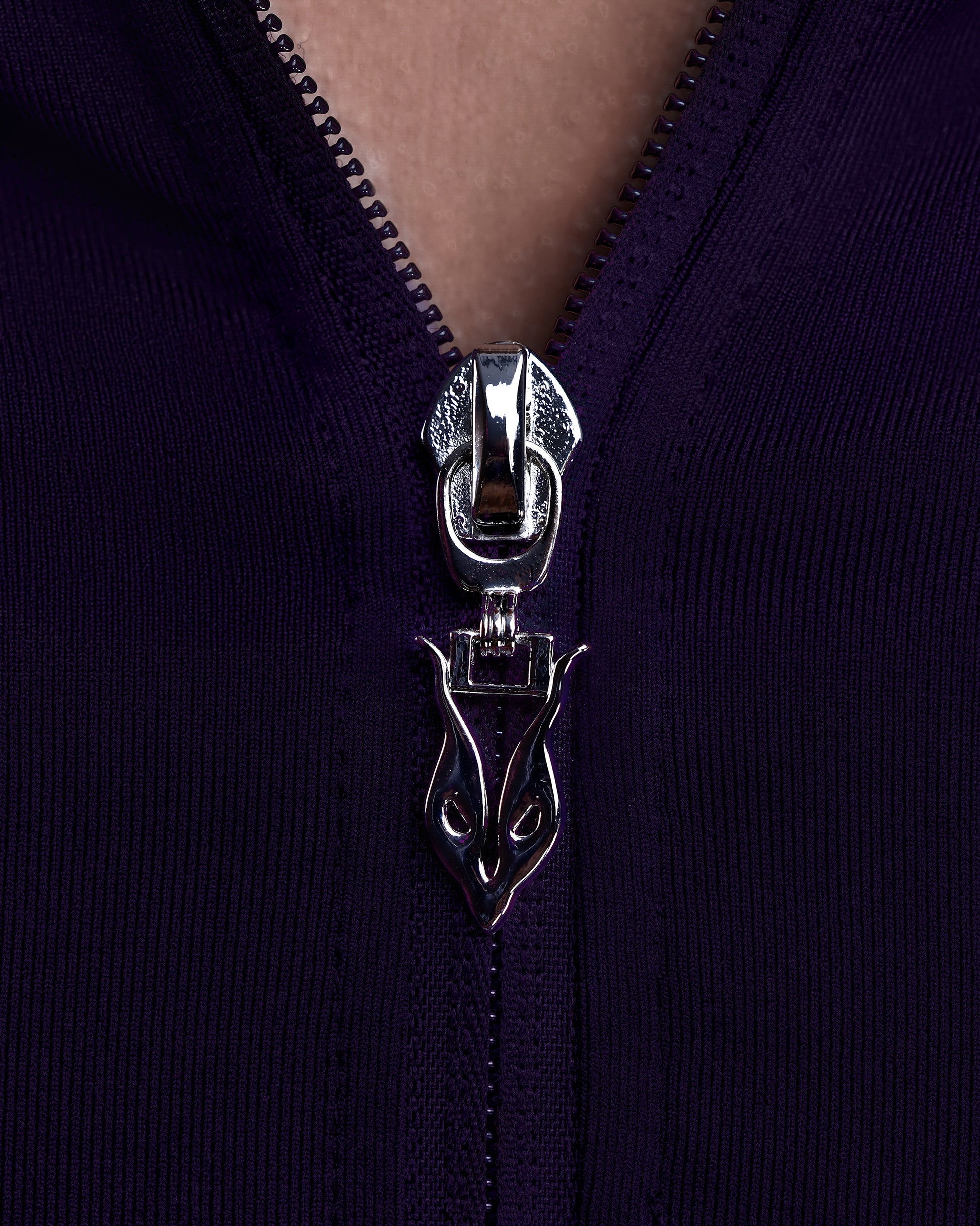 תקריב רוכסן מתכתי עם לוגו Inner Dragon בג׳קט ספורט לאימון בצבע סגול מבית אינר דרגון