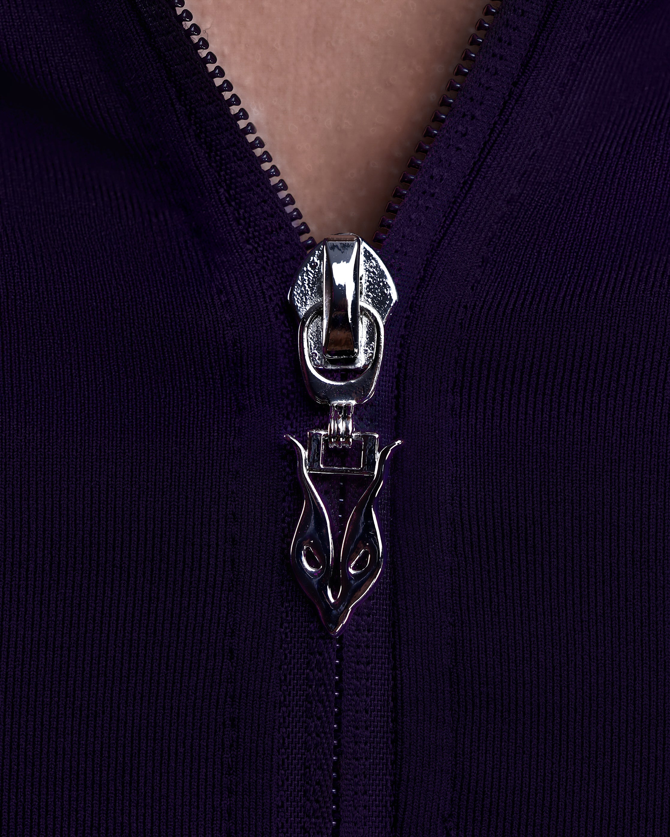 תקריב רוכסן מתכתי עם לוגו Inner Dragon בג׳קט ספורט לאימון בצבע סגול מבית אינר דרגון