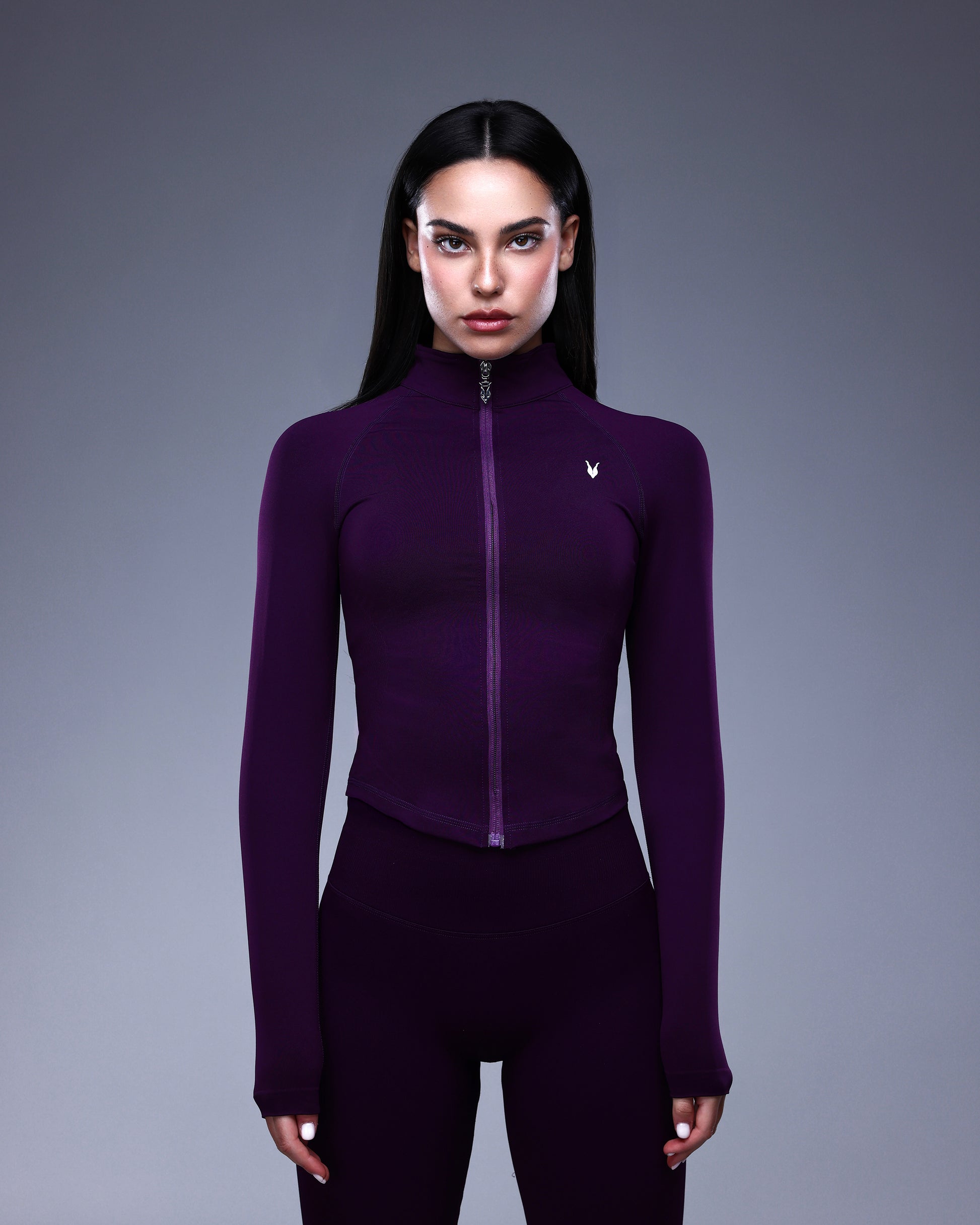 ג׳קט ספורט ואימון בצבע סגול ויולט עמוק מבית אינר דרגון עם רוכסן מתכתי ולוגו Inner Dragon – מבט קדמי
