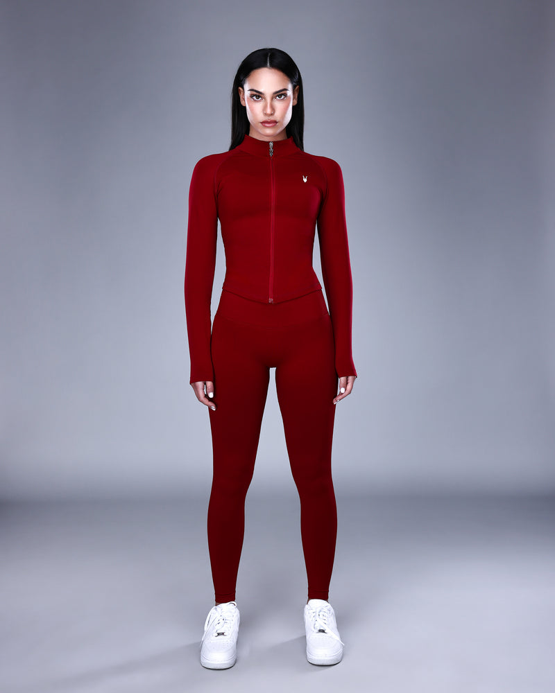 ג׳קט SEAMLESS בצבע אדום יין עמוק מבית אינר דרגון כחלק מסט ספורט תואם – מבט גוף מלא
