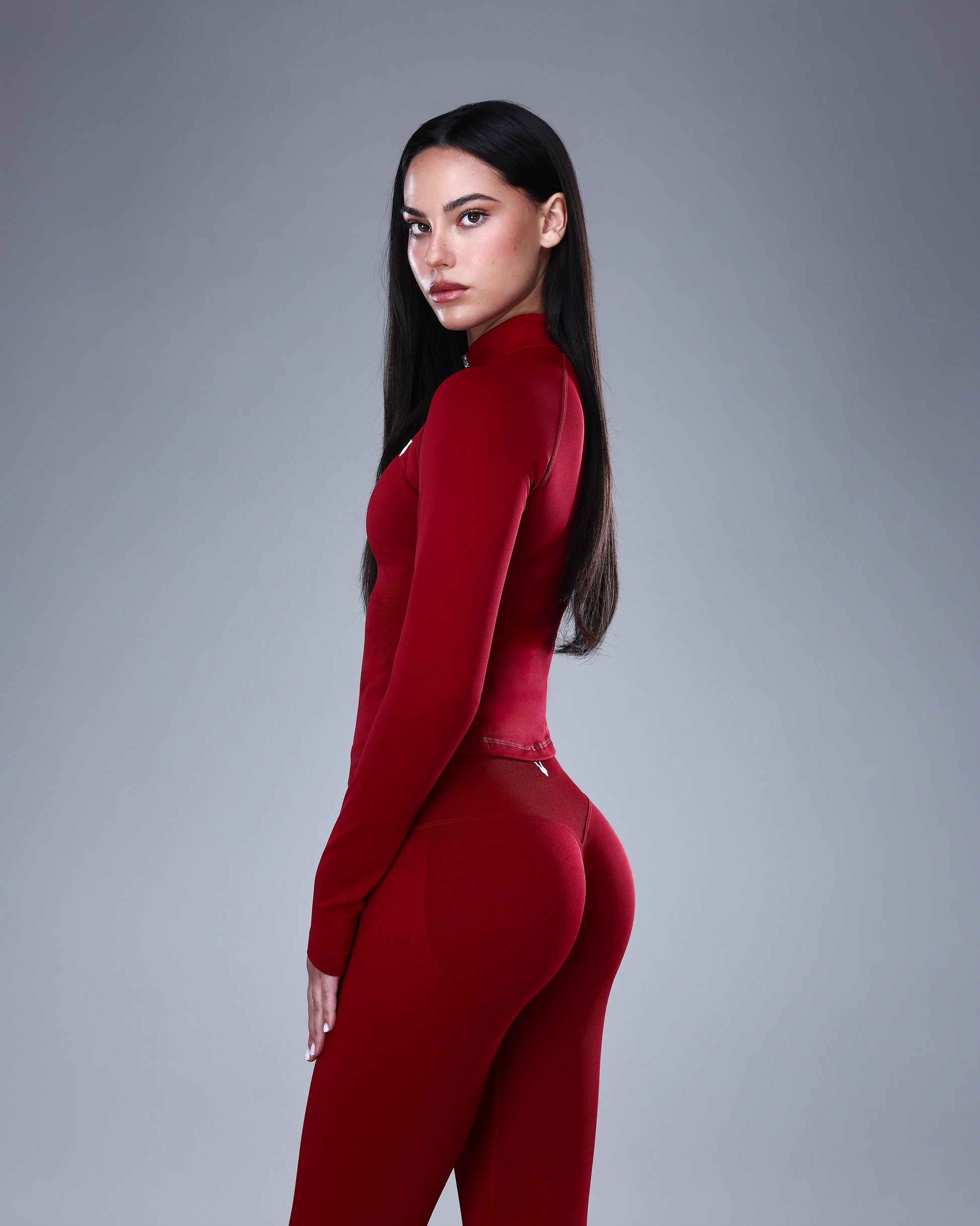 ג׳קט ספורט SEAMLESS בצבע אדום יין מבית אינר דרגון עם שרוול ארוך וגזרה מחטבת – מבט צד