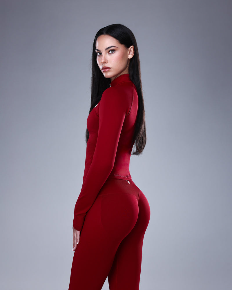 ג׳קט ספורט SEAMLESS בצבע אדום יין מבית אינר דרגון עם שרוול ארוך וגזרה מחטבת – מבט צד