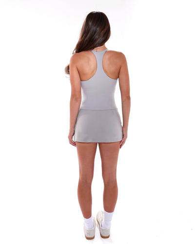 מבט מאחור: גופיית גב שחייה וחצאית מכנס MUSE בגוון MIST, צילום גוף מלא, Inner Dragon
