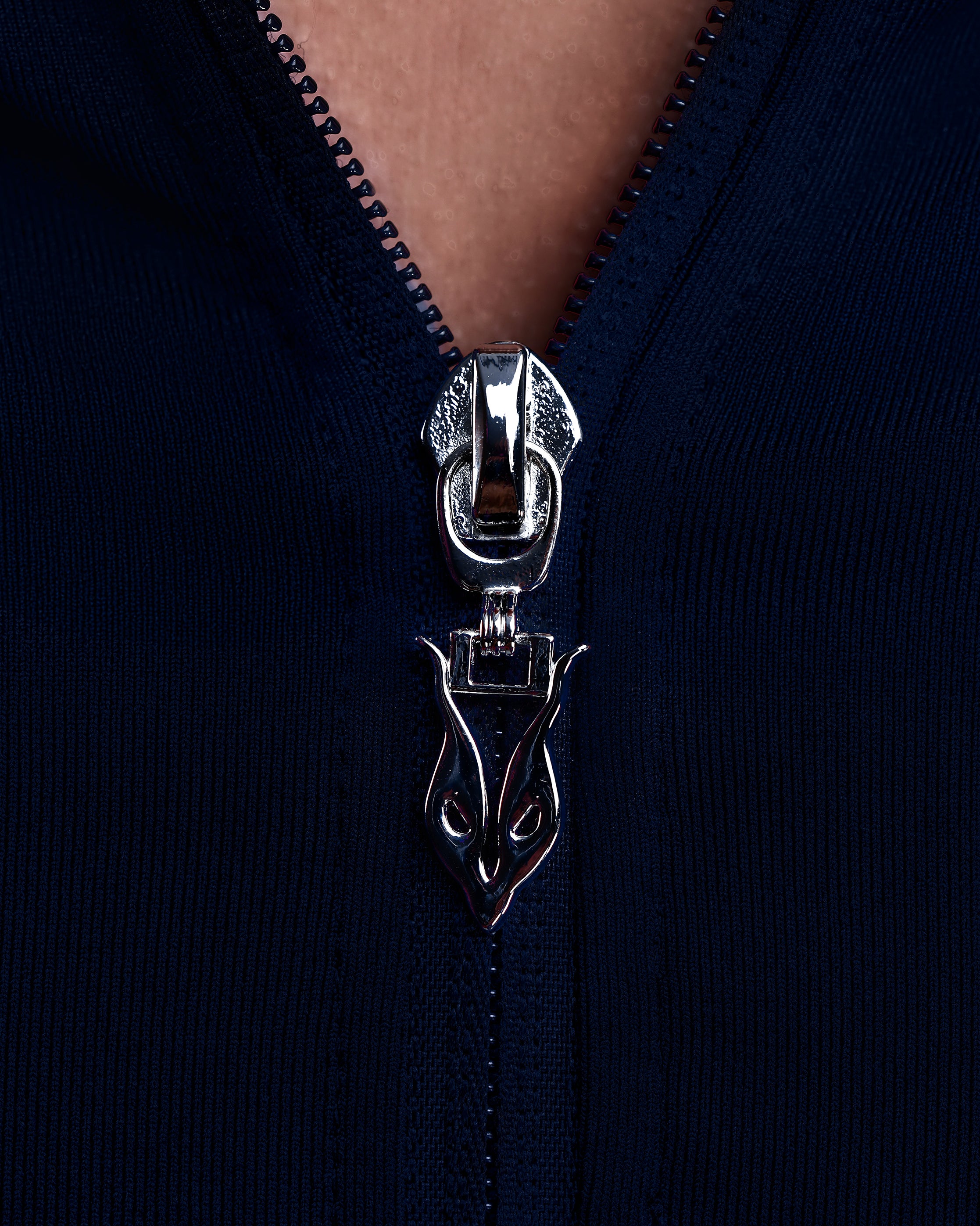 תקריב רוכסן מתכתי עם לוגו Inner Dragon בג׳קט SEAMLESS כחול נייבי