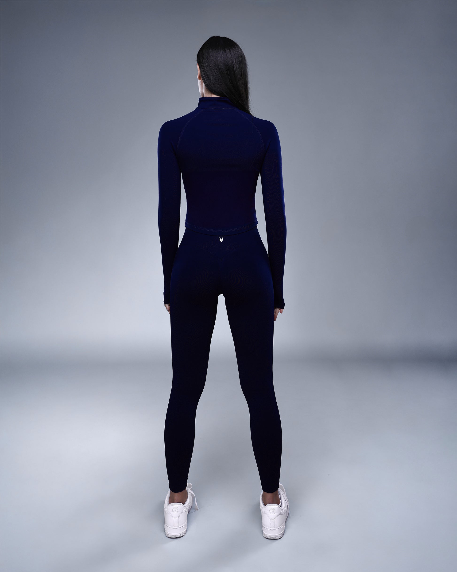 ג׳קט ספורט SEAMLESS כחול נייבי בגזרה מחטבת – מבט אחורי