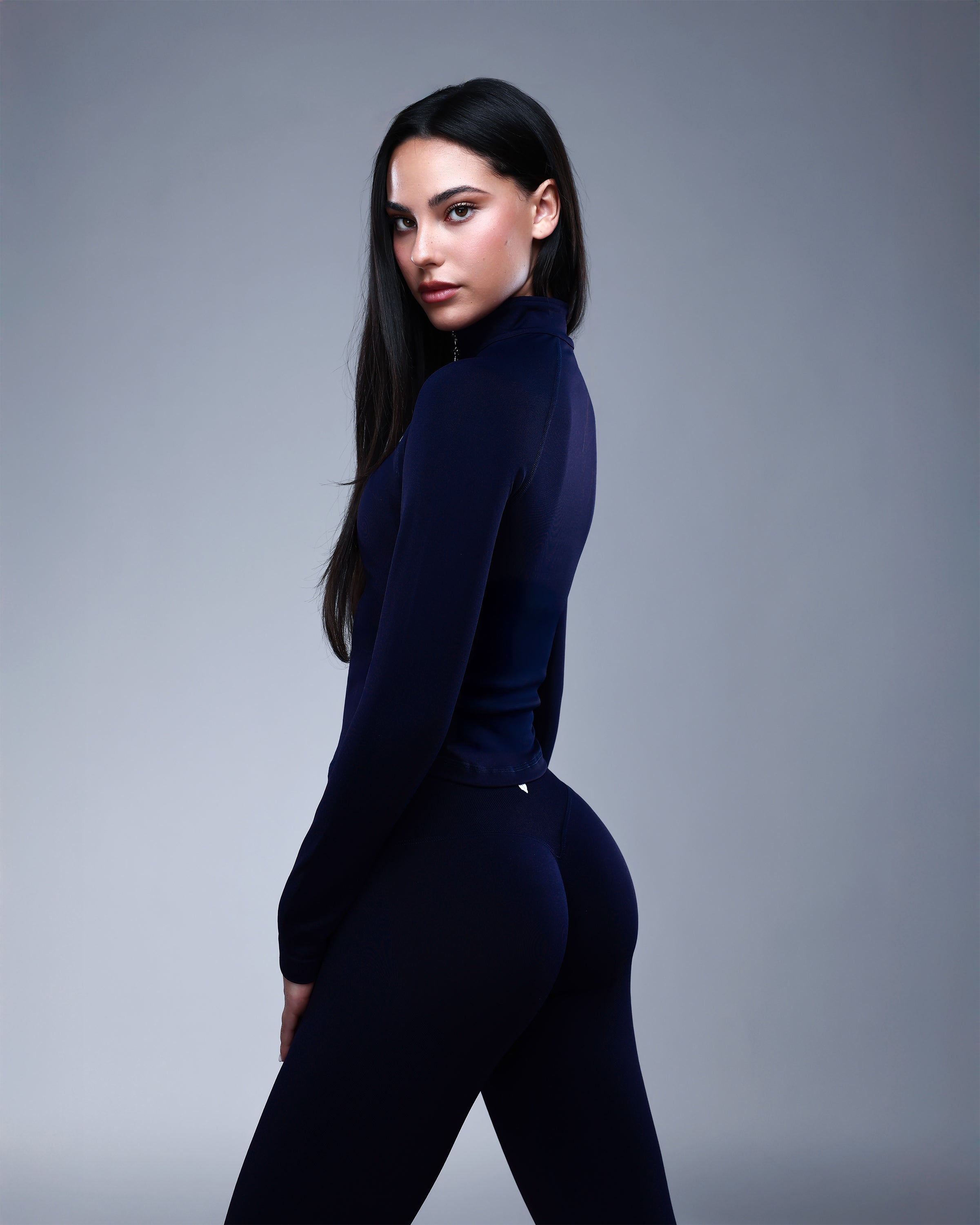 ג׳קט SEAMLESS כחול נייבי עם שרוול ארוך ורוכסן קדמי – מבט צד