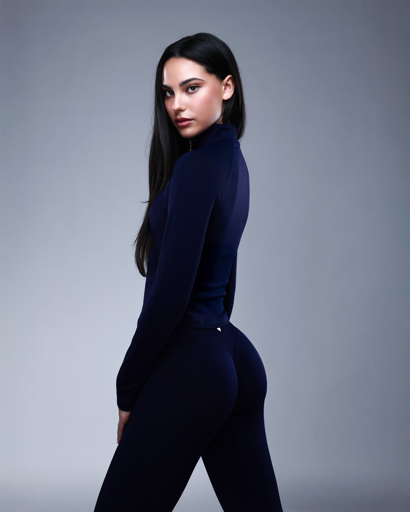 ג׳קט SEAMLESS כחול נייבי עם שרוול ארוך ורוכסן קדמי – מבט צד