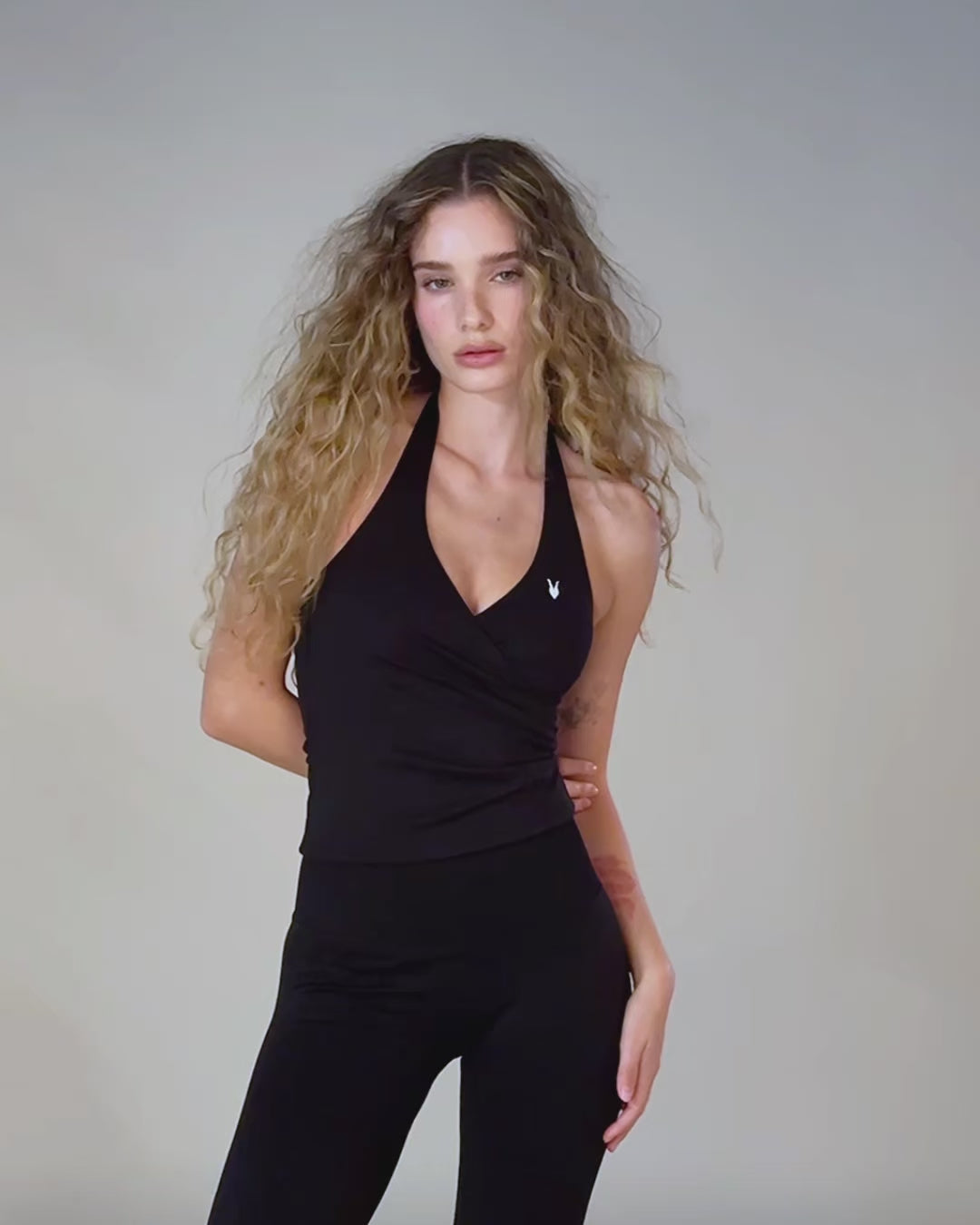 טוען וידאו: NAIA BLACK - גופיית מעטפת